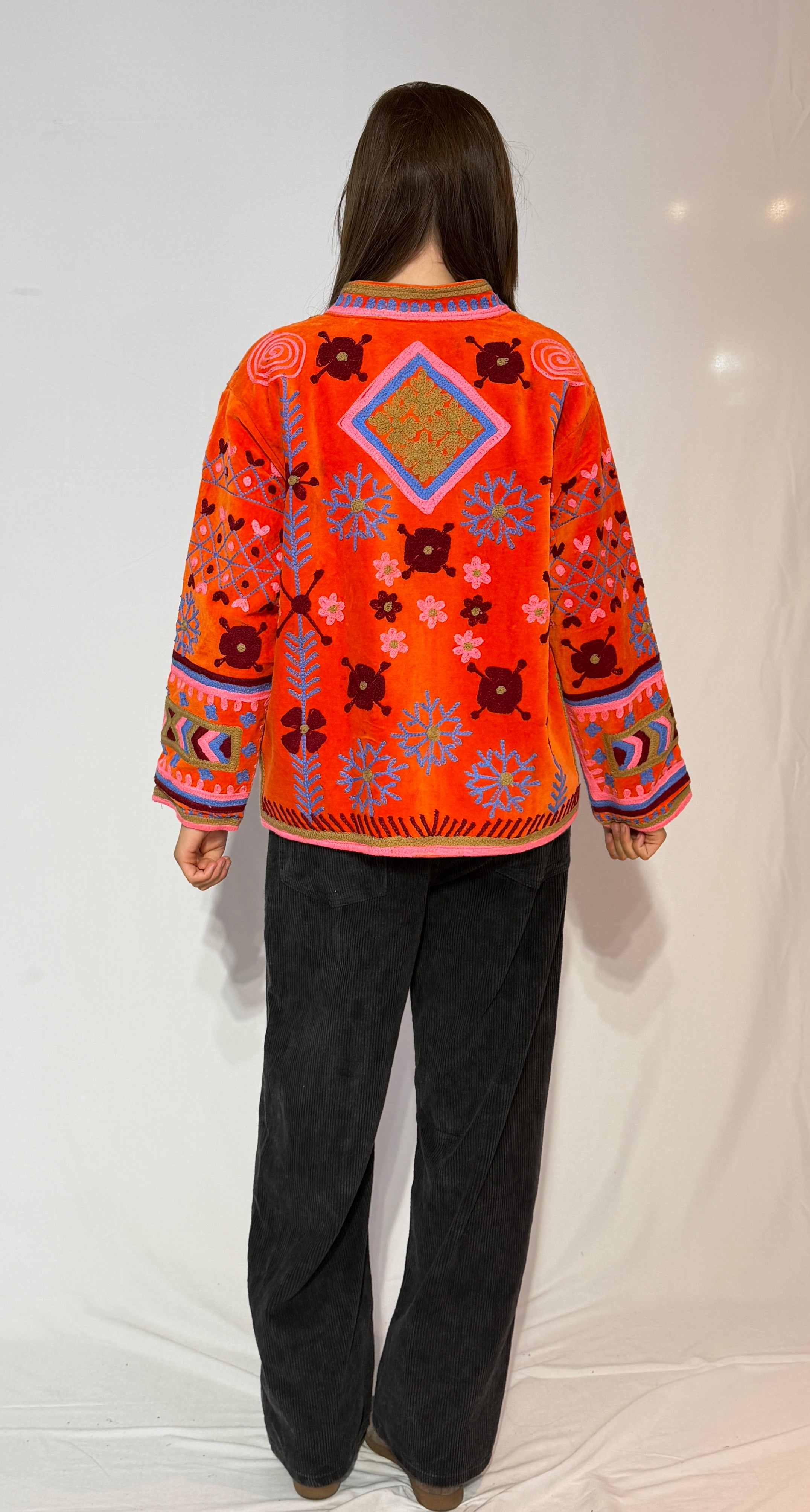 Handbestickte Suzani-Jacke – Tangerine Blossom & Pinker Rand