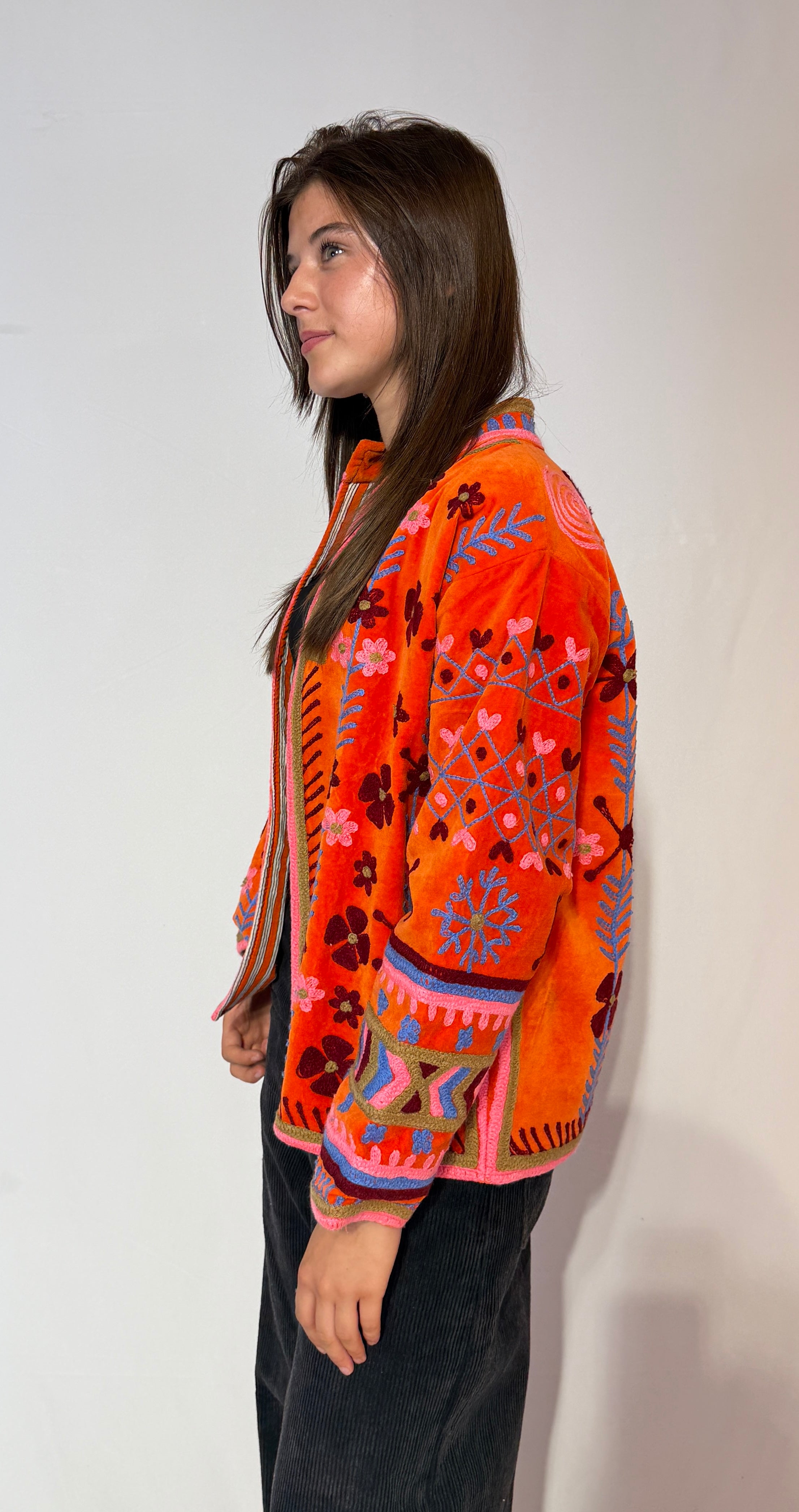 Handbestickte Suzani-Jacke – Tangerine Blossom & Pinker Rand