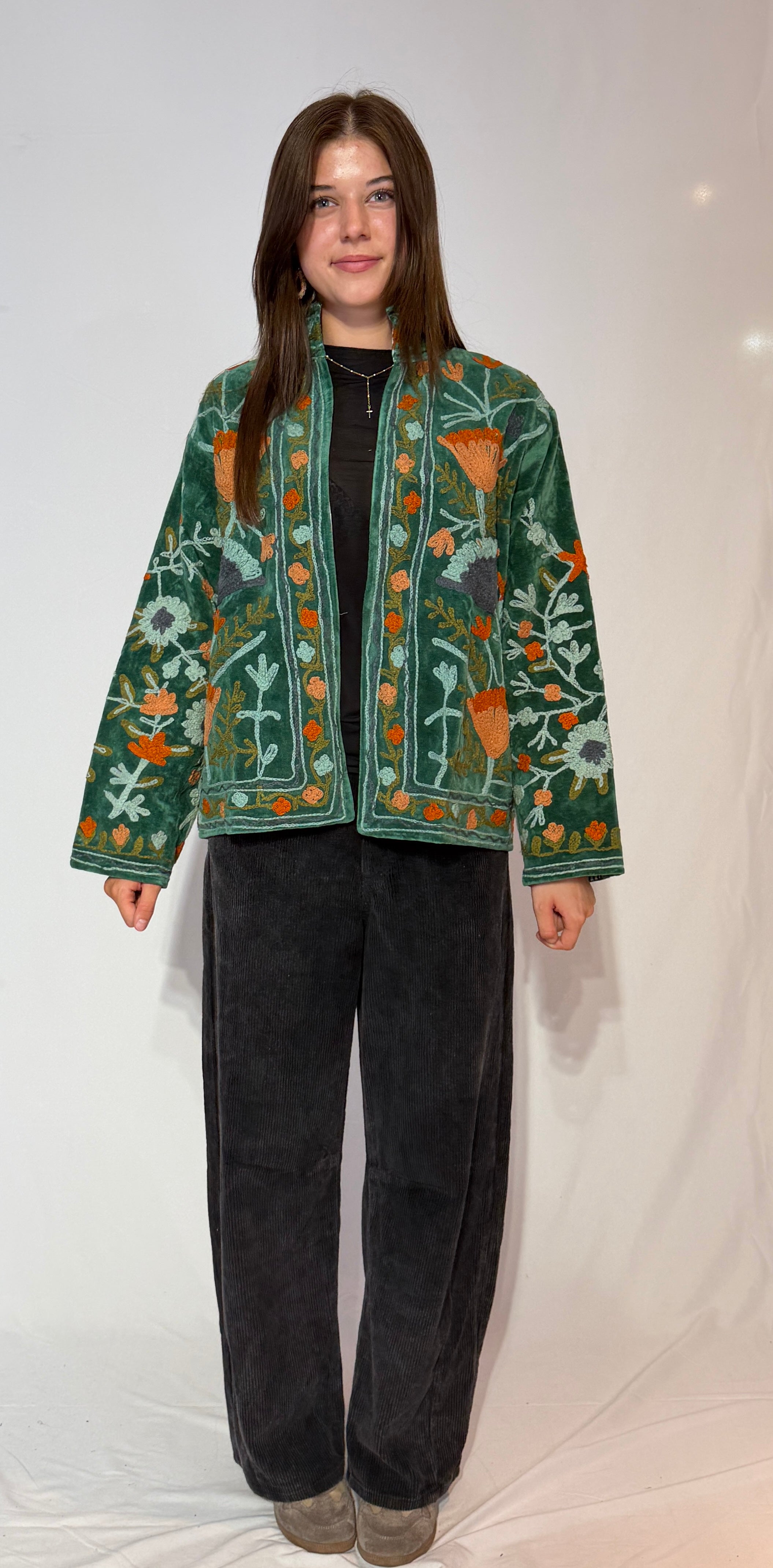 Handbestickte Suzani-Jacke – Waldgrün & Aprikosenwiese
