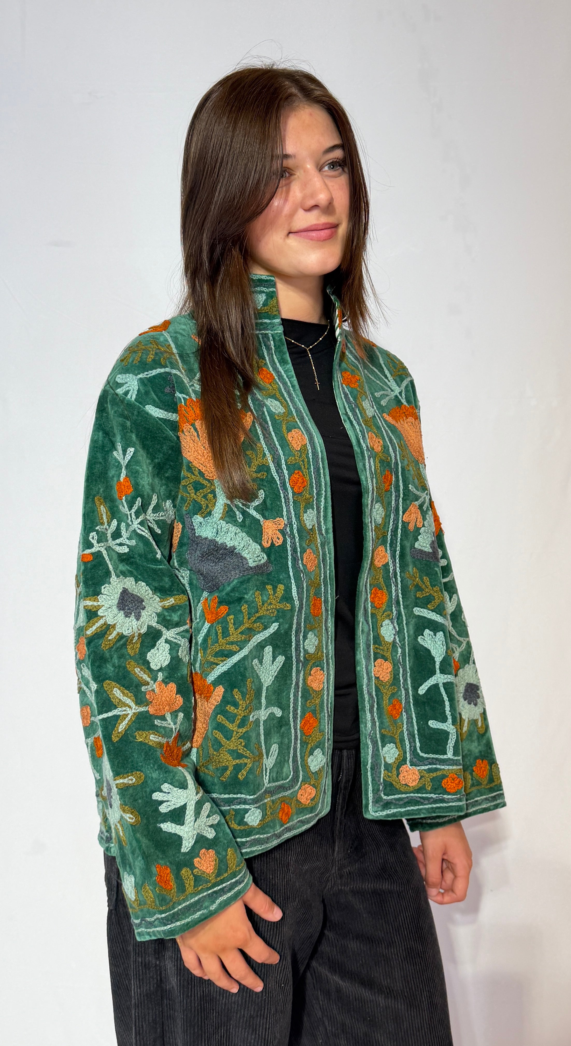 Handbestickte Suzani-Jacke – Waldgrün & Aprikosenwiese