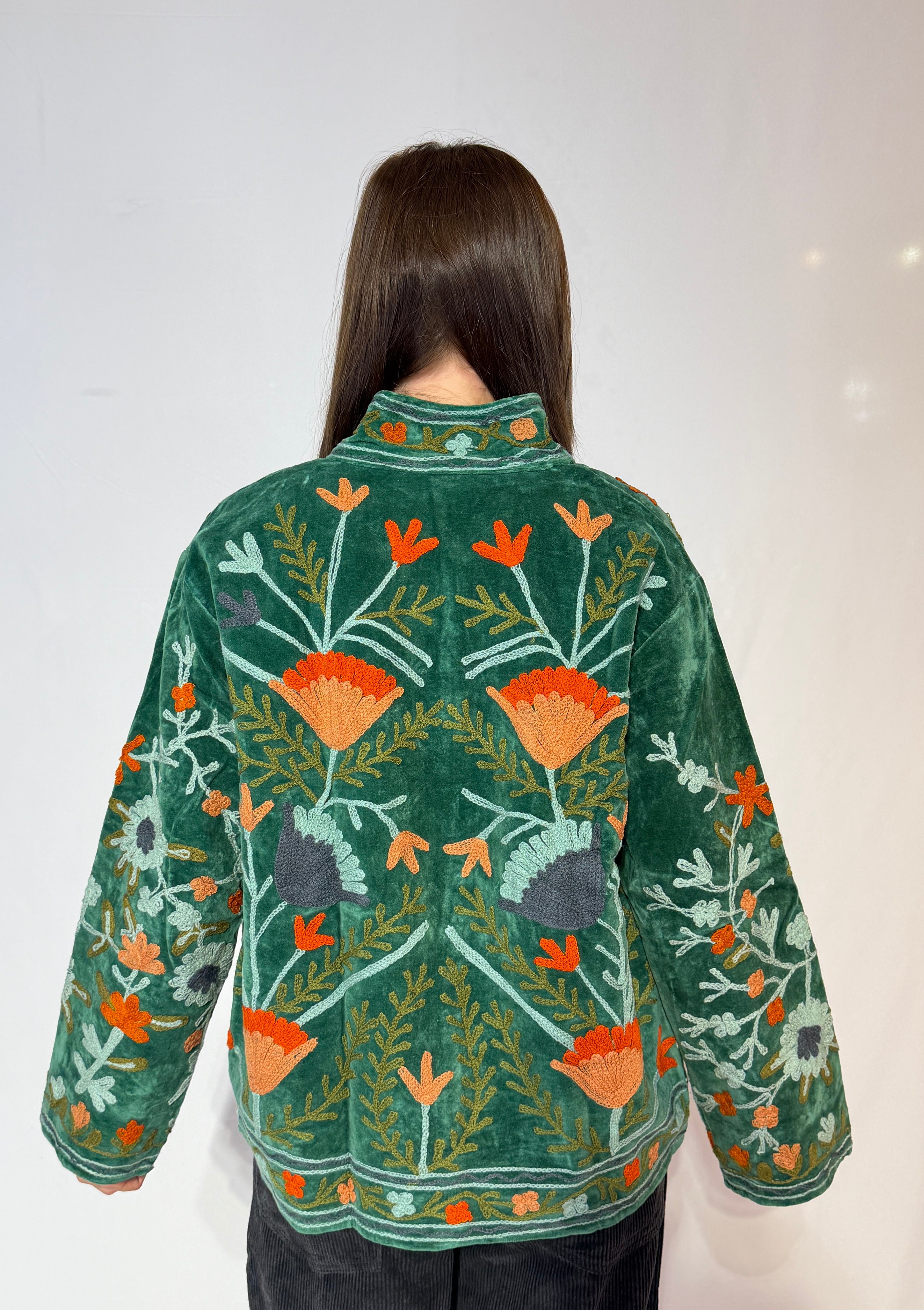 Handbestickte Suzani-Jacke – Waldgrün & Aprikosenwiese