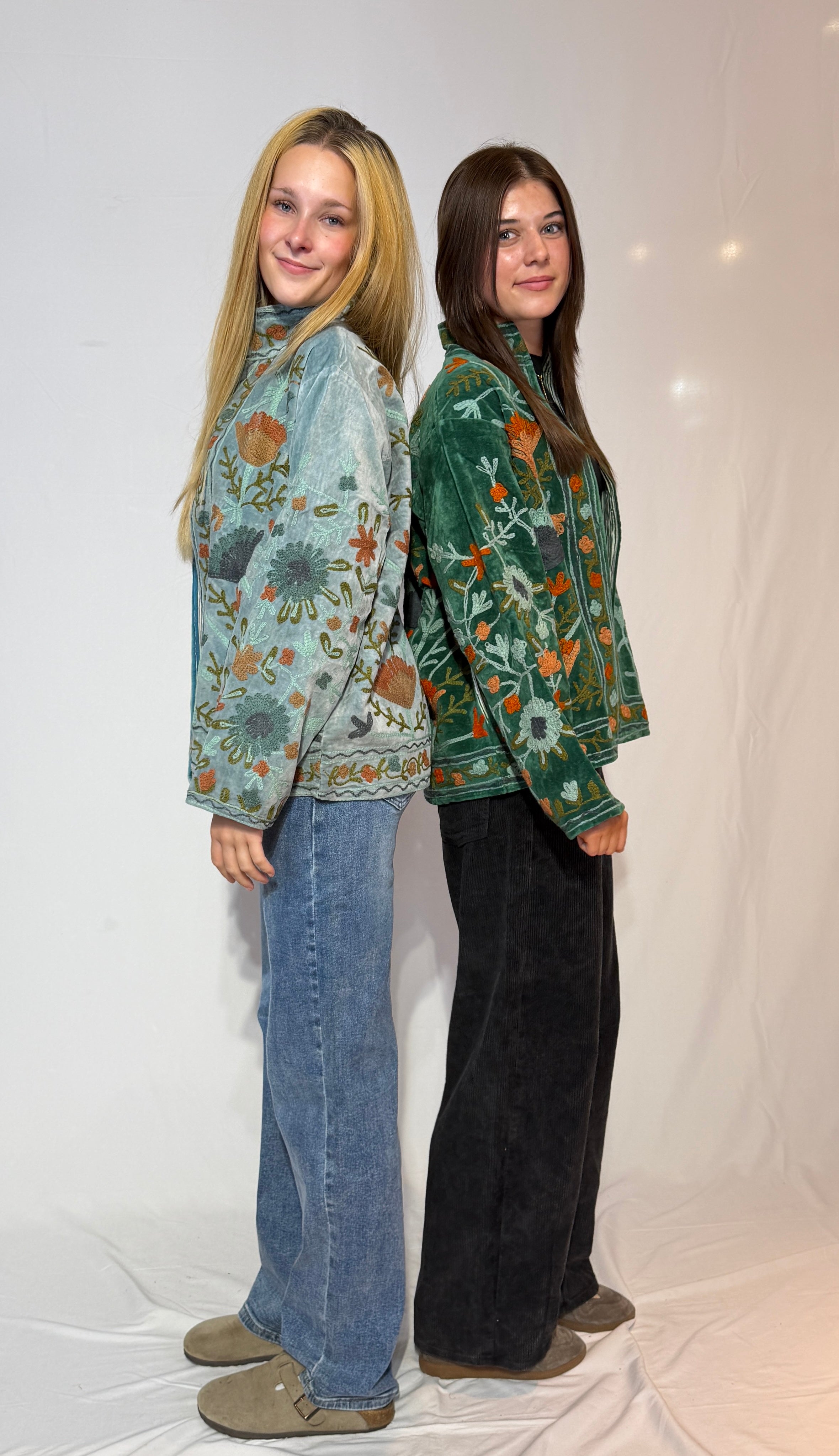 Handbestickte Suzani-Jacke – Waldgrün & Aprikosenwiese