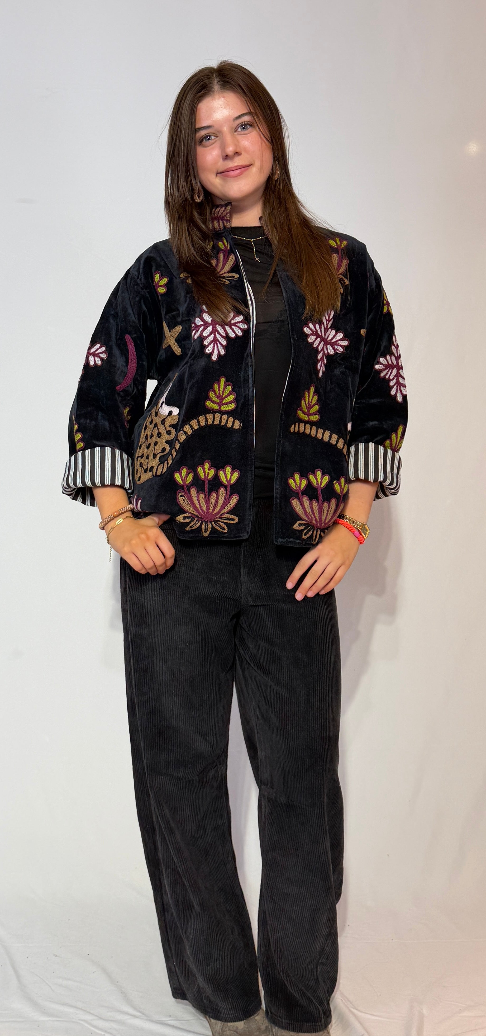 Handbestickte Suzani-Jacke – Midnight Lotus & gestreifte Ärmelbündchen