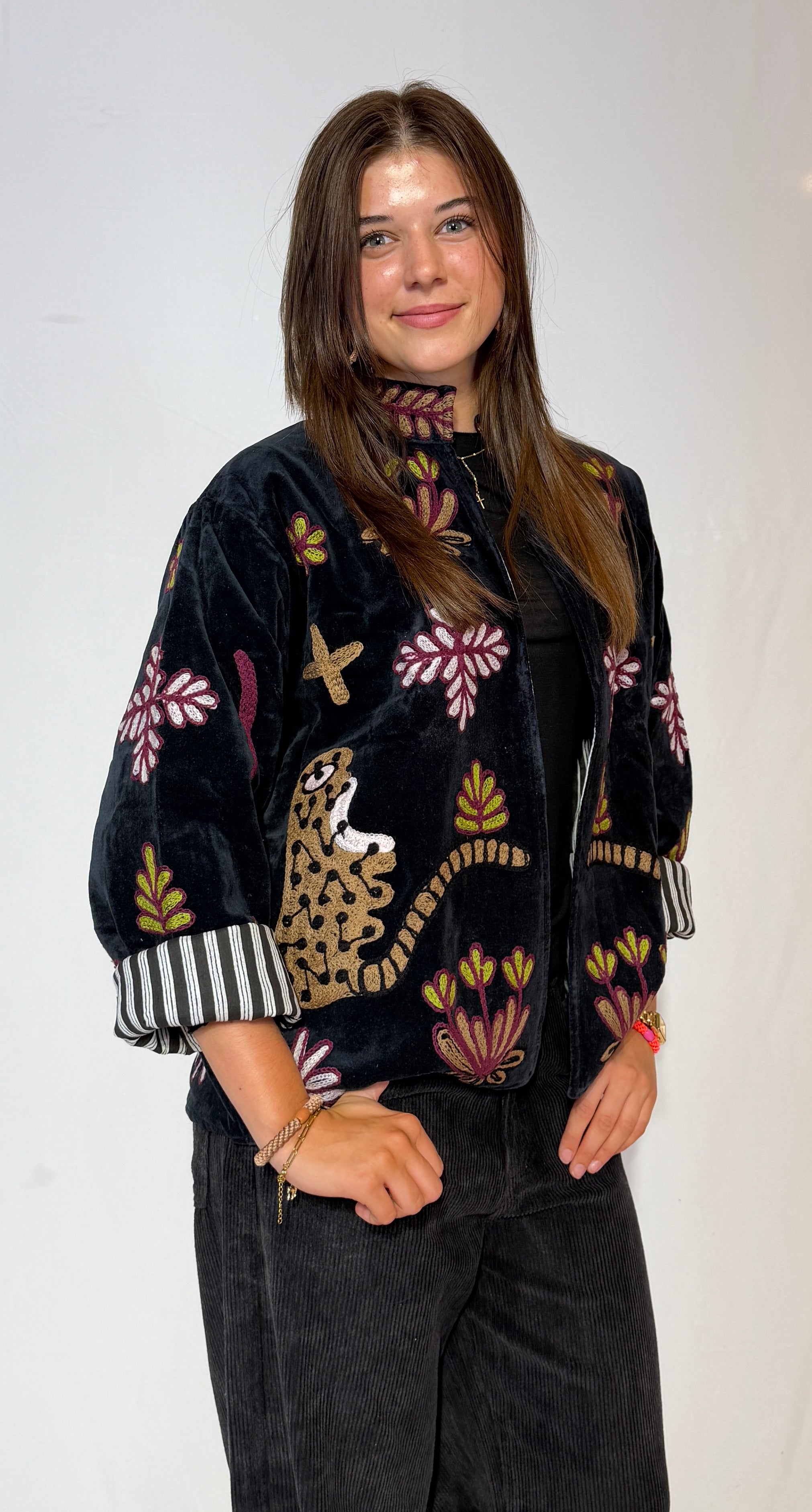 Handbestickte Suzani-Jacke – Midnight Lotus & gestreifte Ärmelbündchen