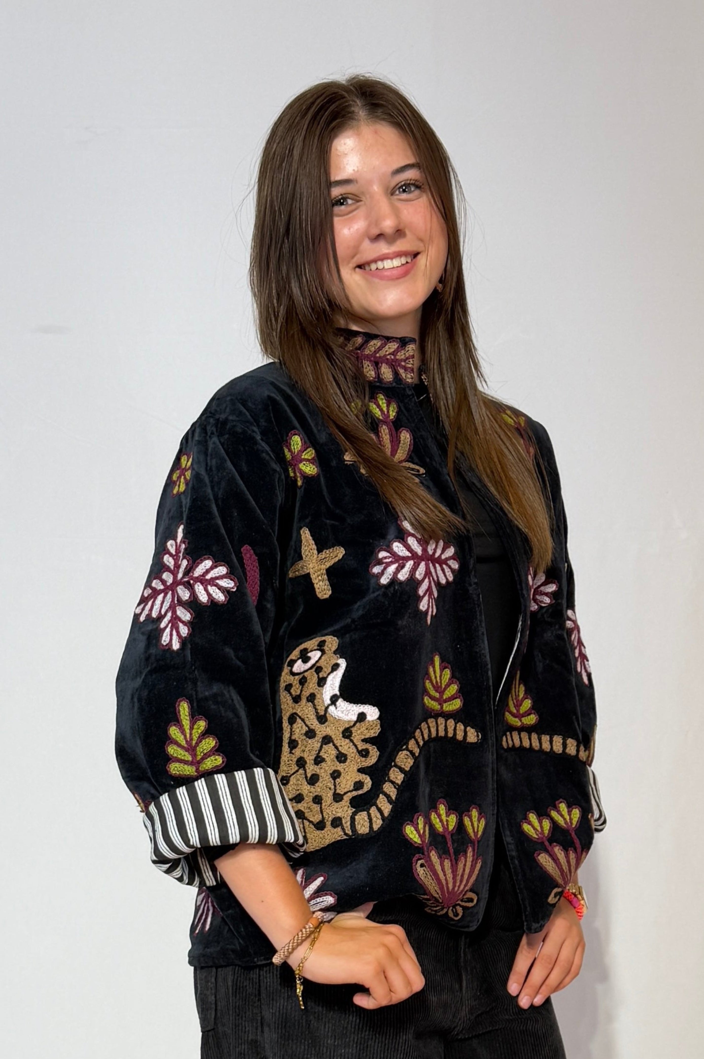 Handbestickte Suzani-Jacke – Midnight Lotus & gestreifte Ärmelbündchen