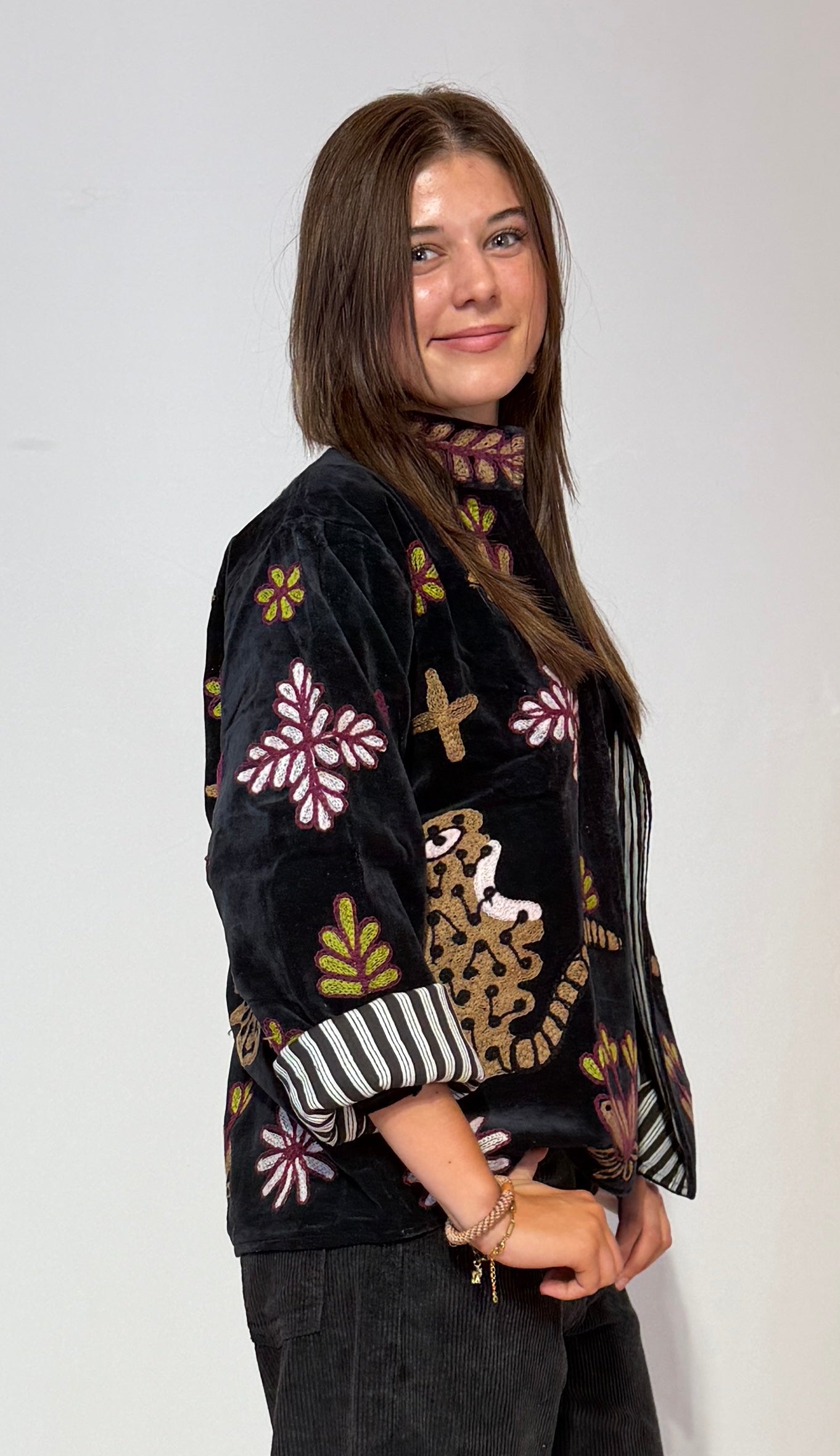 Handbestickte Suzani-Jacke – Midnight Lotus & gestreifte Ärmelbündchen