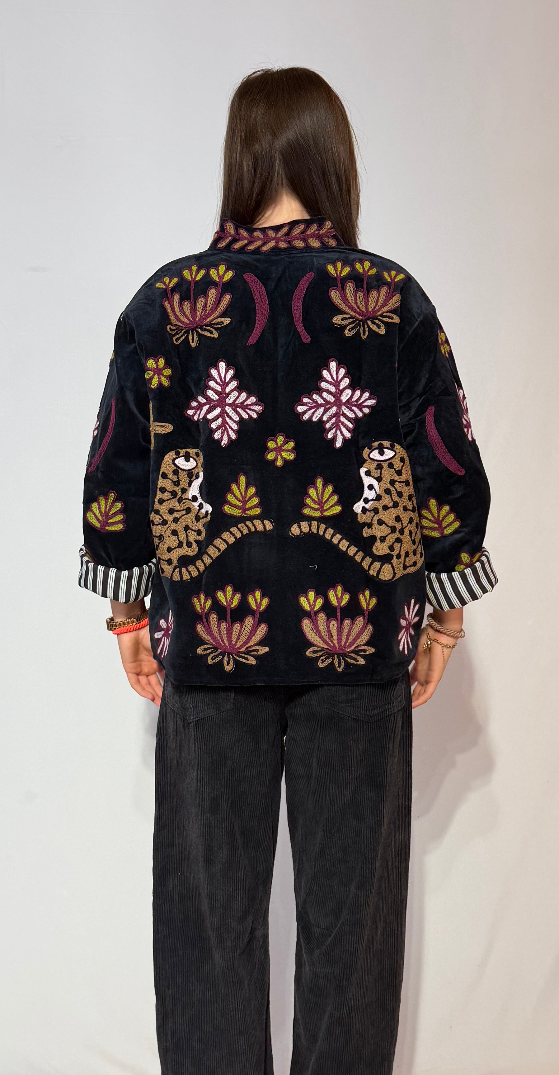 Handbestickte Suzani-Jacke – Midnight Lotus & gestreifte Ärmelbündchen
