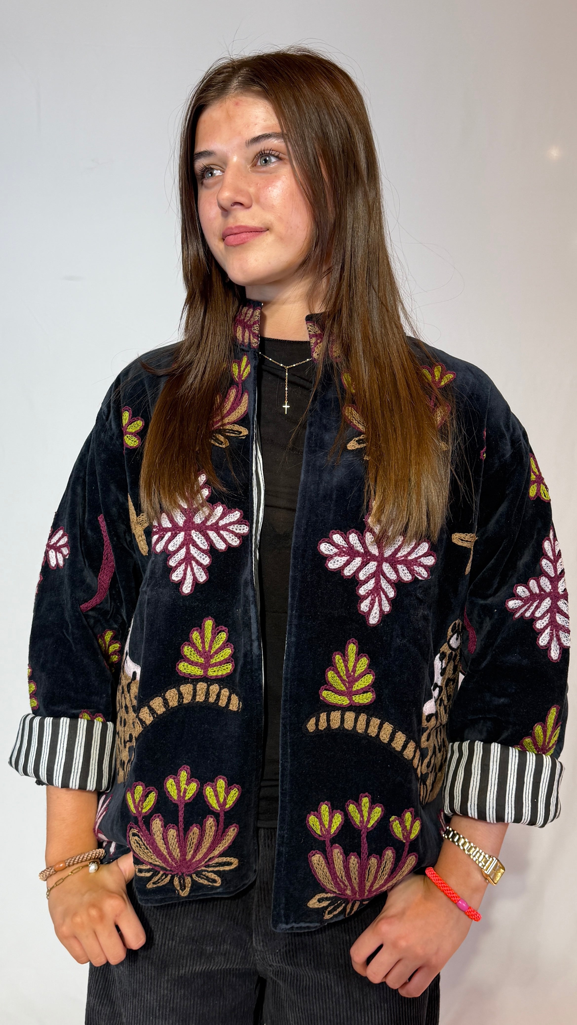 Handbestickte Suzani-Jacke – Midnight Lotus & gestreifte Ärmelbündchen