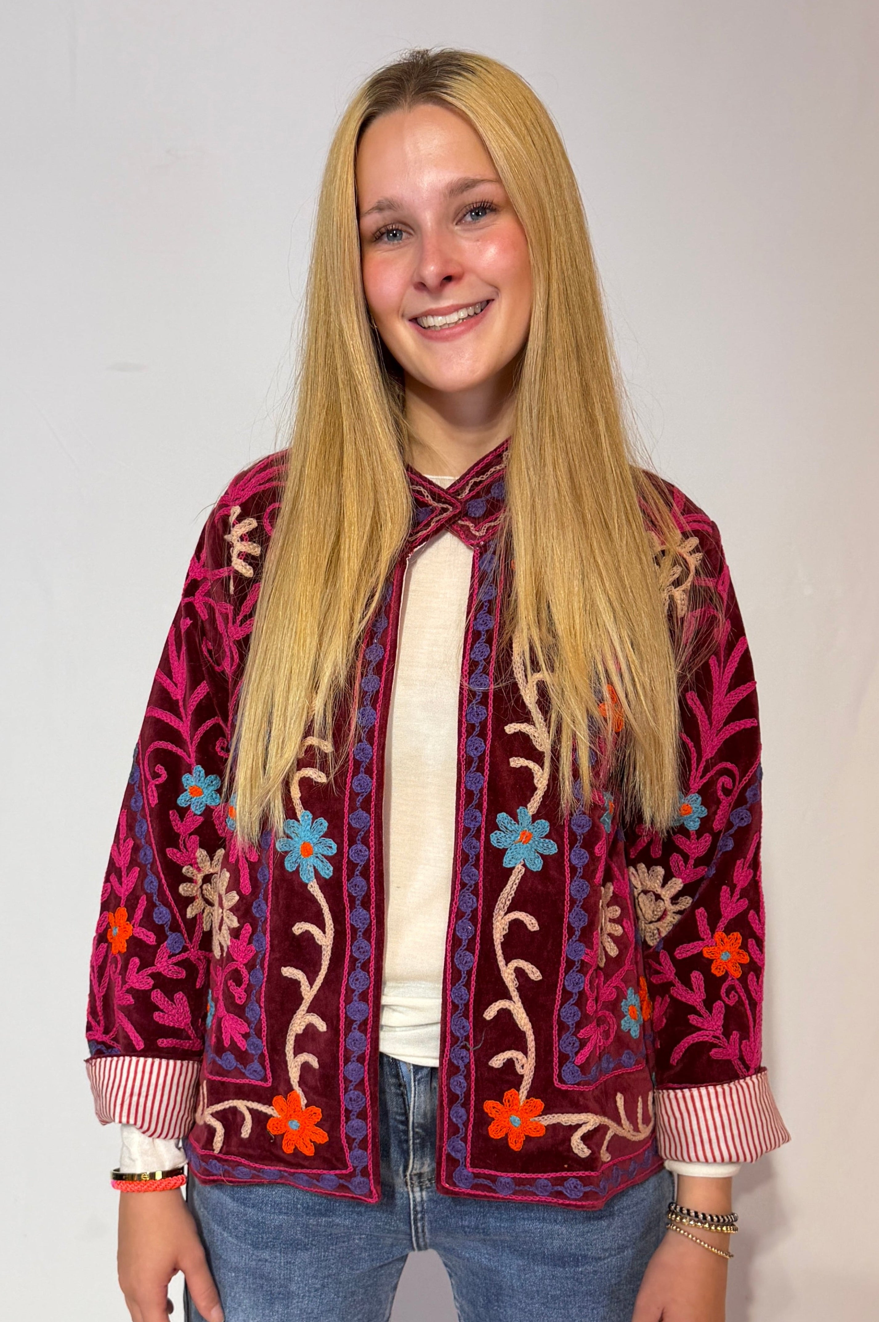 Handbestickte Suzani-Jacke – Burgunderblüte & Blaugrüne Ranke