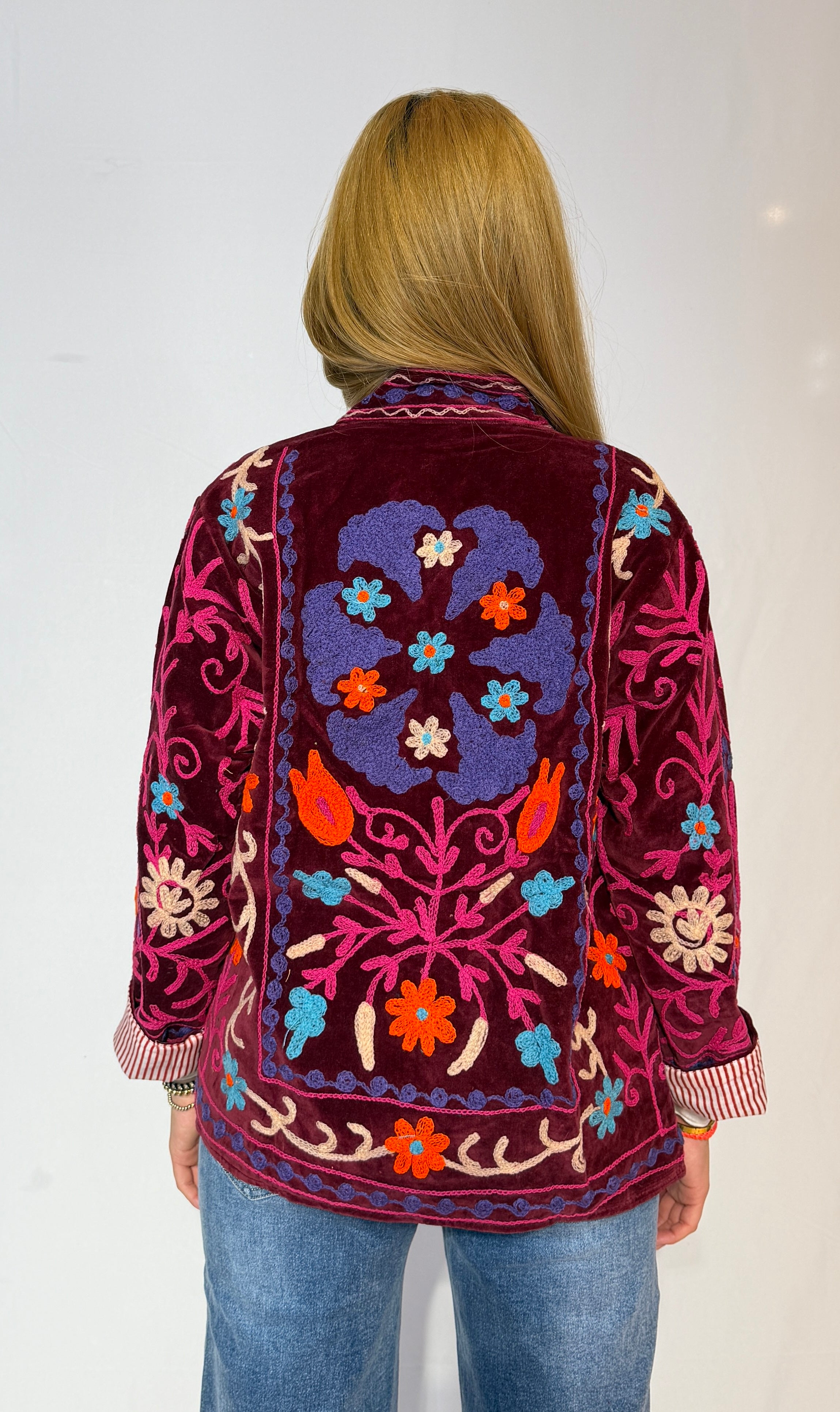 Handbestickte Suzani-Jacke – Burgunderblüte & Blaugrüne Ranke