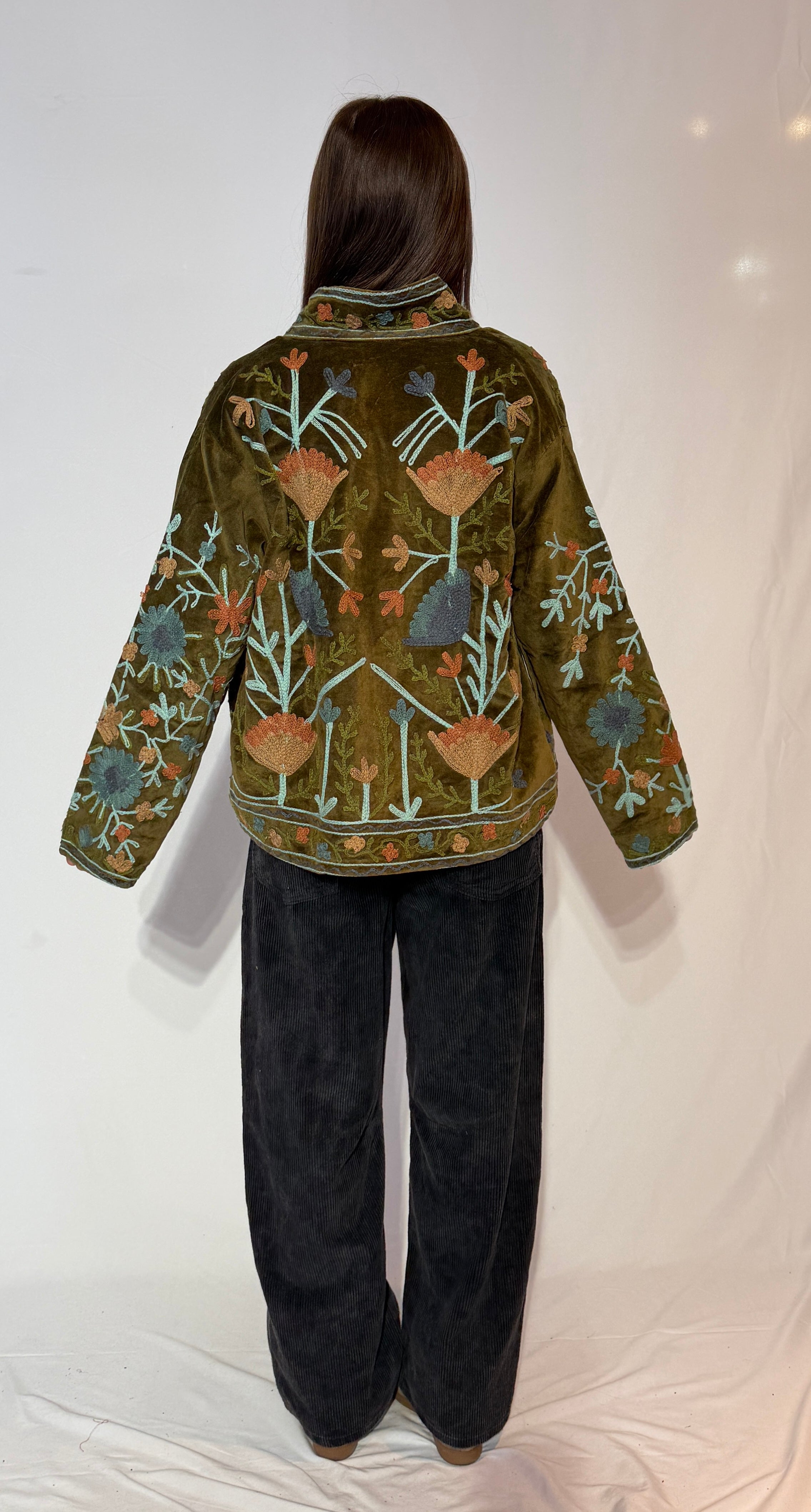 Handbestickte Suzani-Jacke – Olive Woodland & Slate Bloom