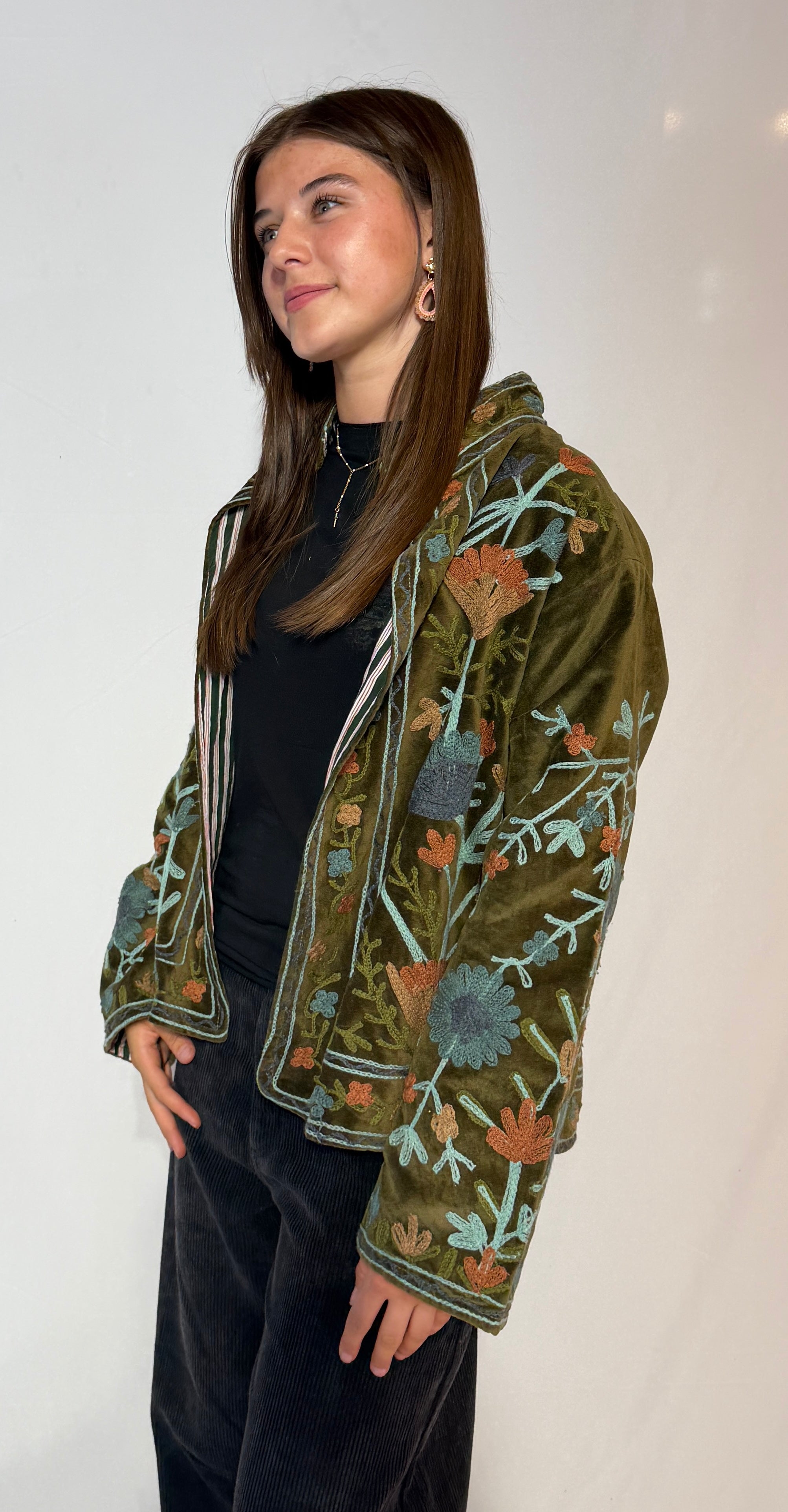 Handbestickte Suzani-Jacke – Olive Woodland & Slate Bloom