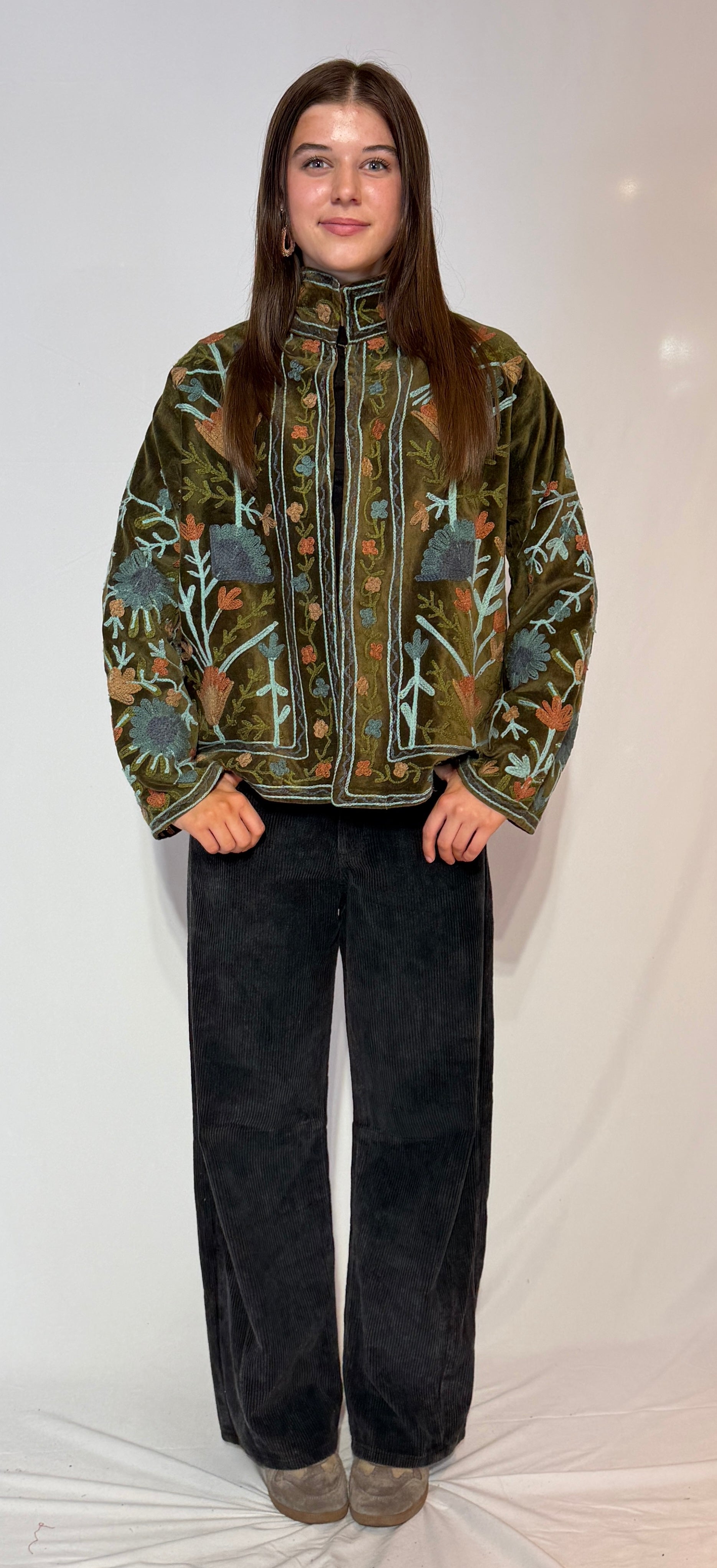 Handbestickte Suzani-Jacke – Olive Woodland & Slate Bloom