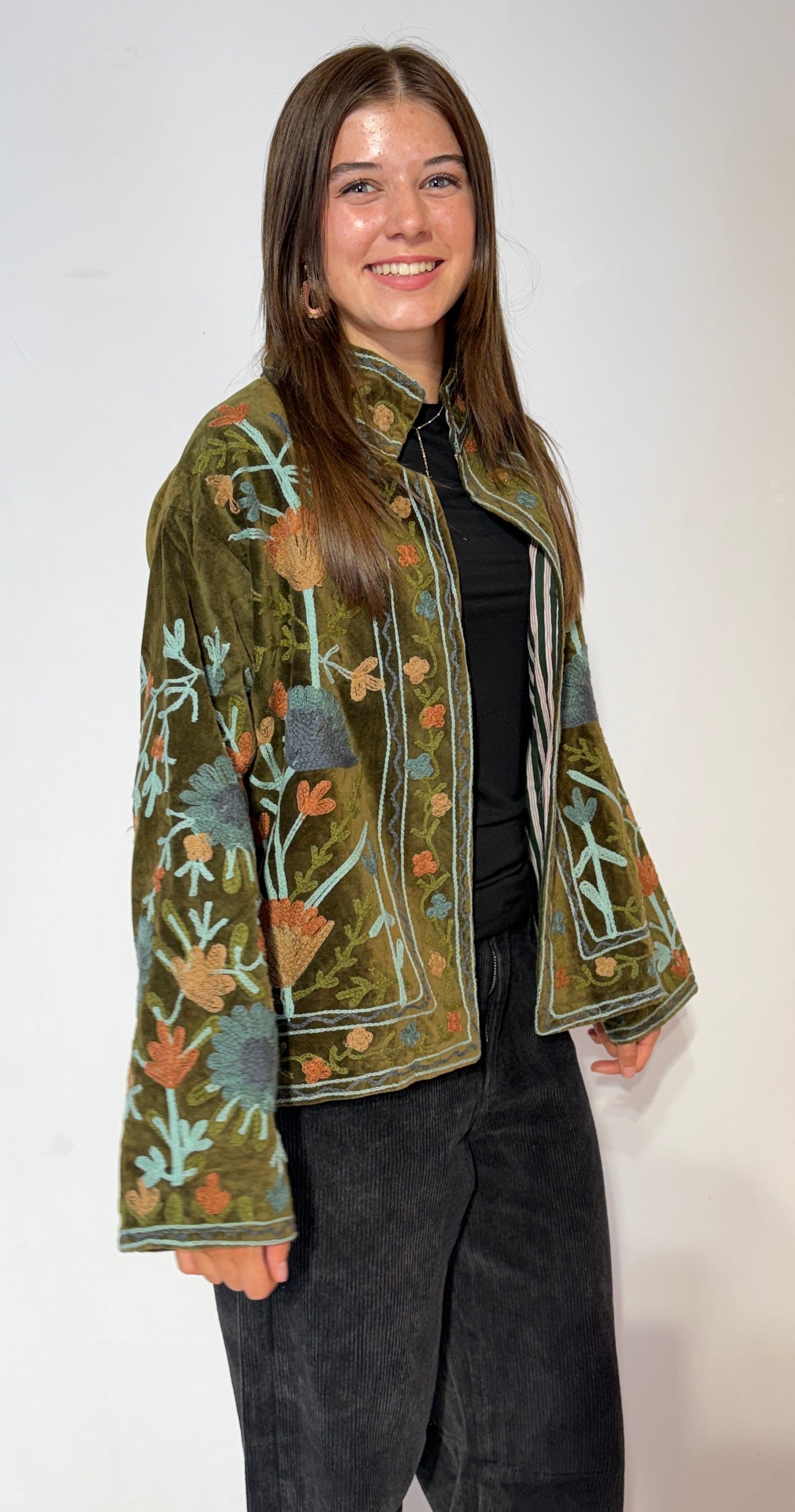 Handbestickte Suzani-Jacke – Olive Woodland & Slate Bloom