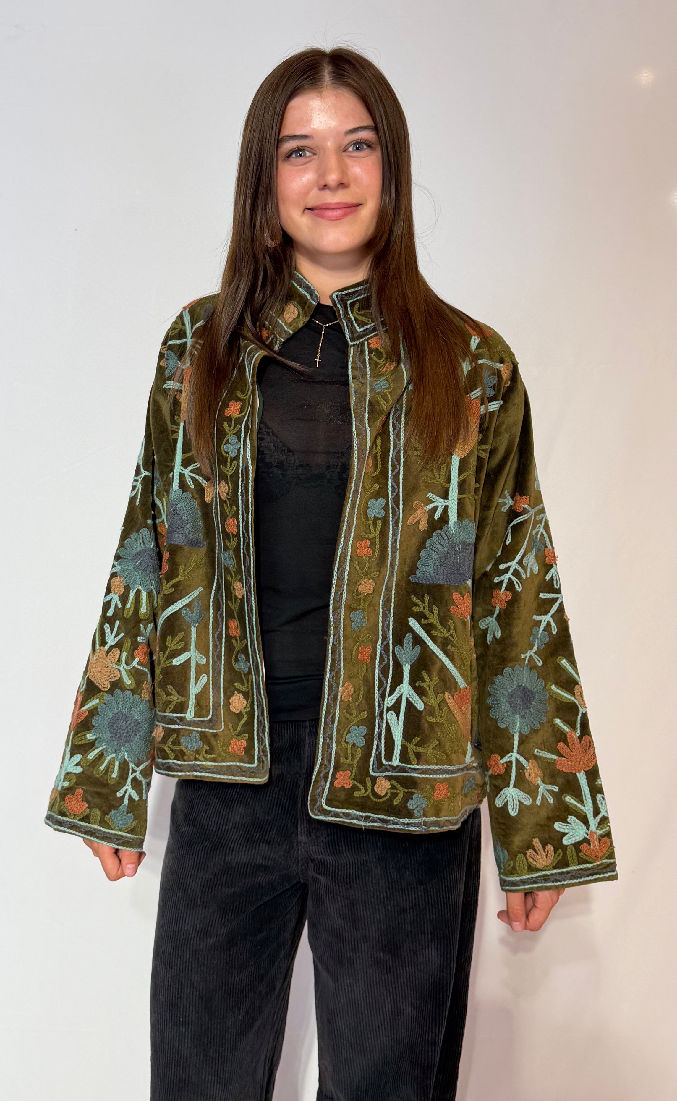 Handbestickte Suzani-Jacke – Olive Woodland & Slate Bloom