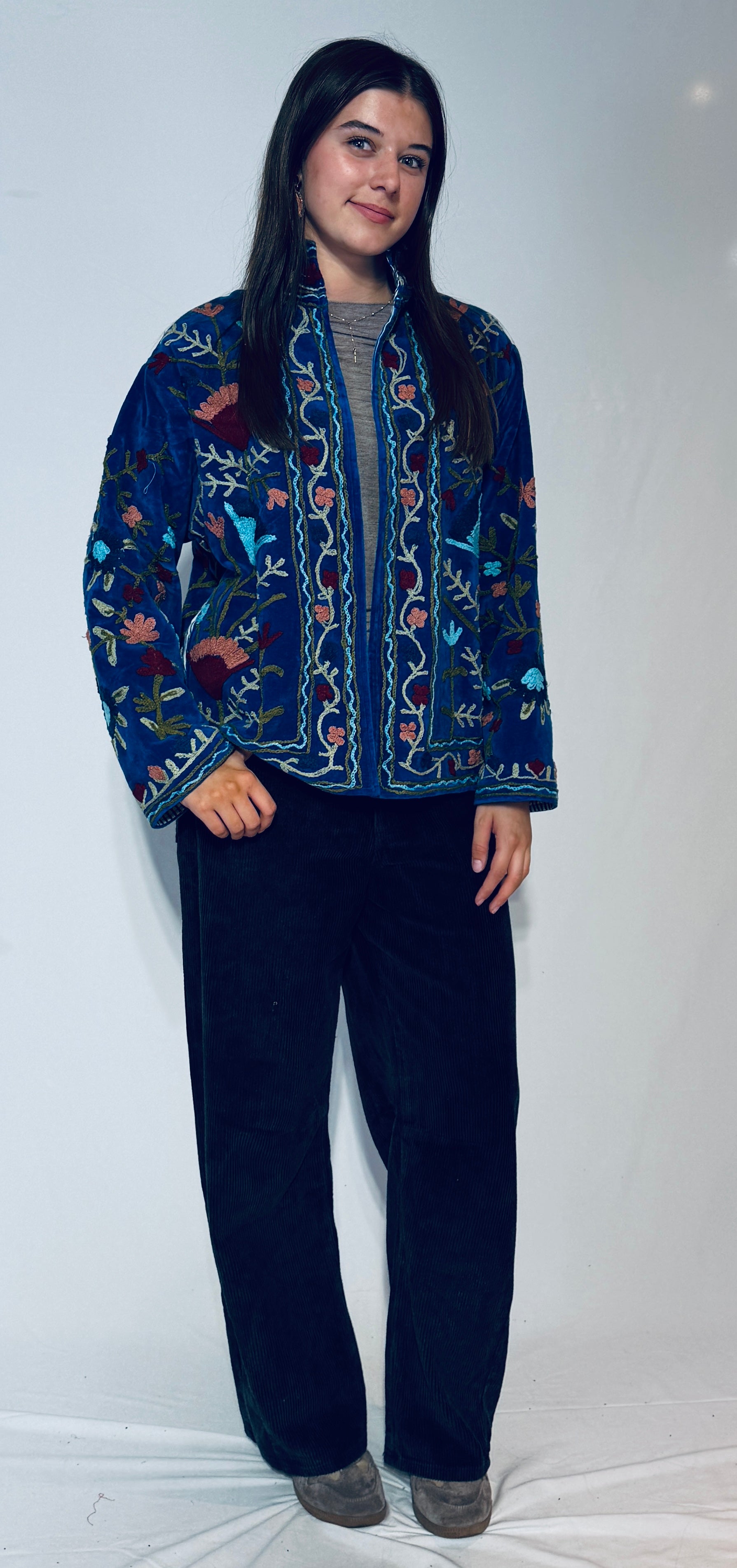 Handbestickte Suzani-Jacke – Kobaltblau & Pfirsichfarbene Wildblumen