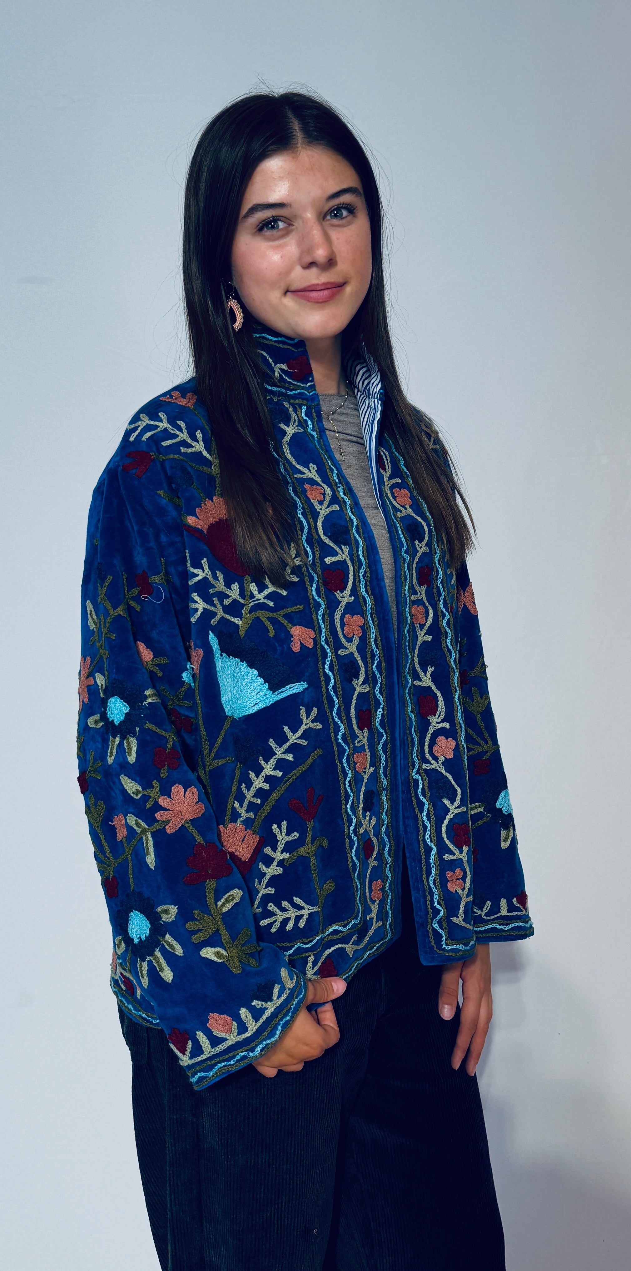 Handbestickte Suzani-Jacke – Kobaltblau & Pfirsichfarbene Wildblumen