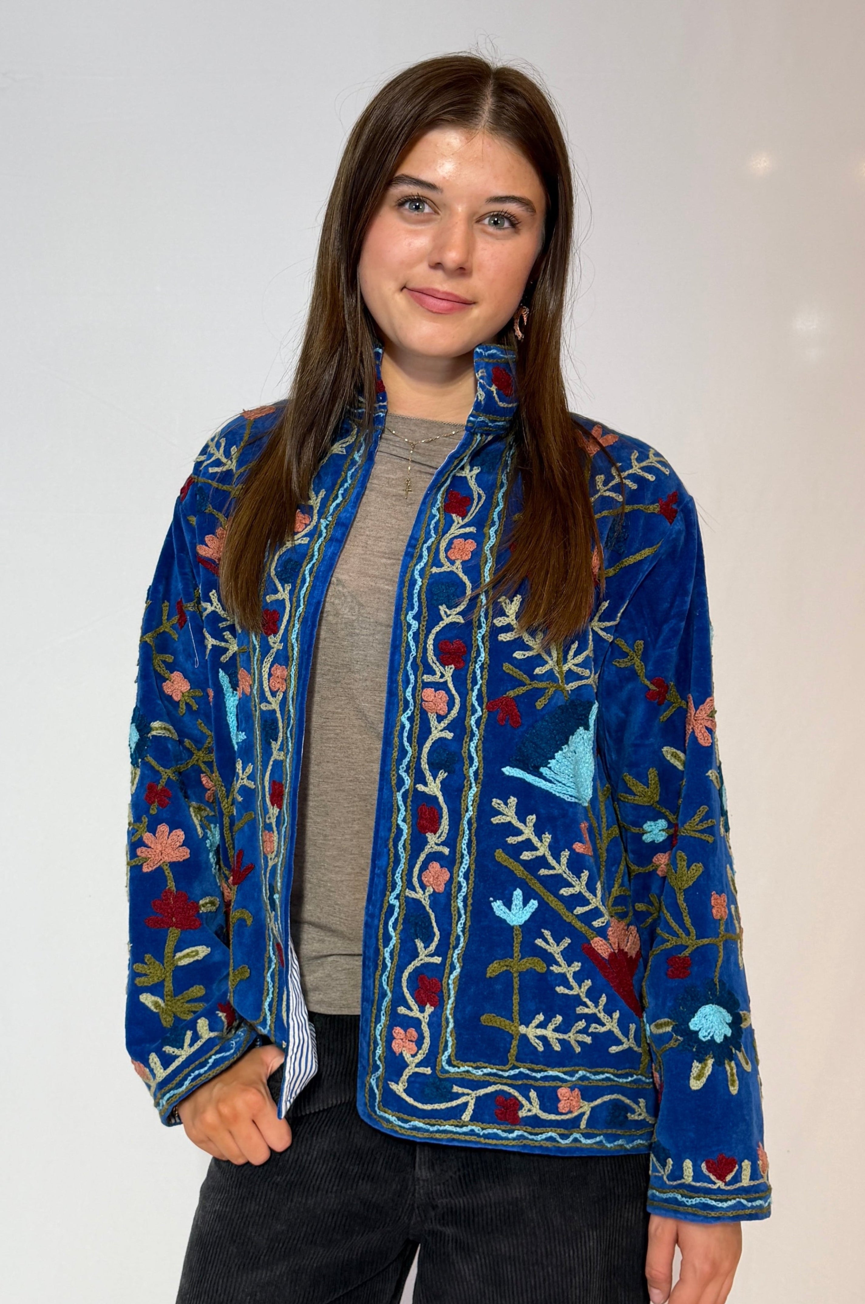 Handbestickte Suzani-Jacke – Kobaltblau & Pfirsichfarbene Wildblumen