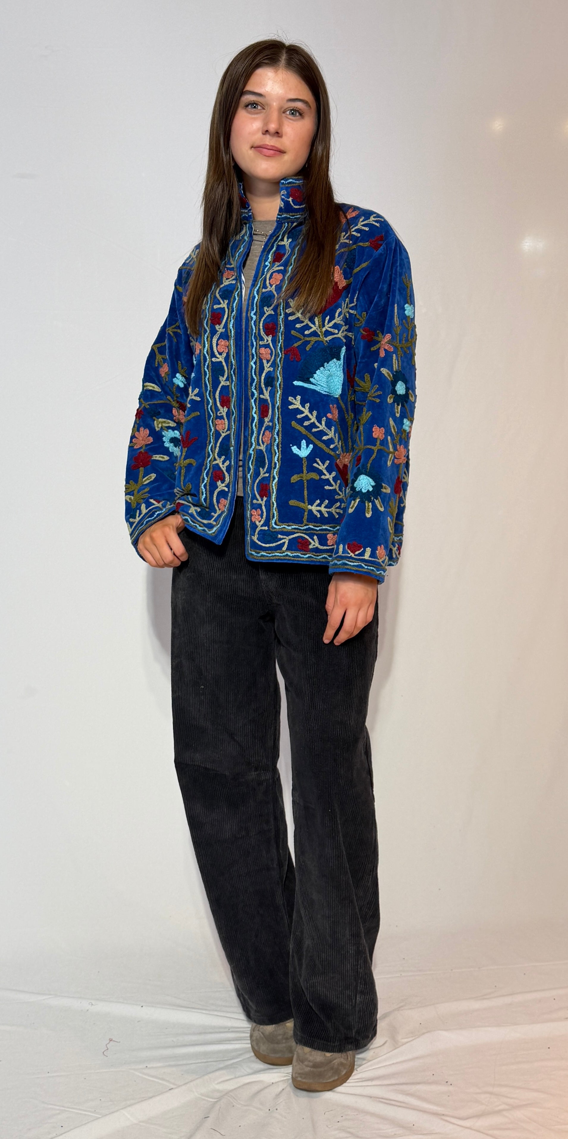 Handbestickte Suzani-Jacke – Kobaltblau & Pfirsichfarbene Wildblumen