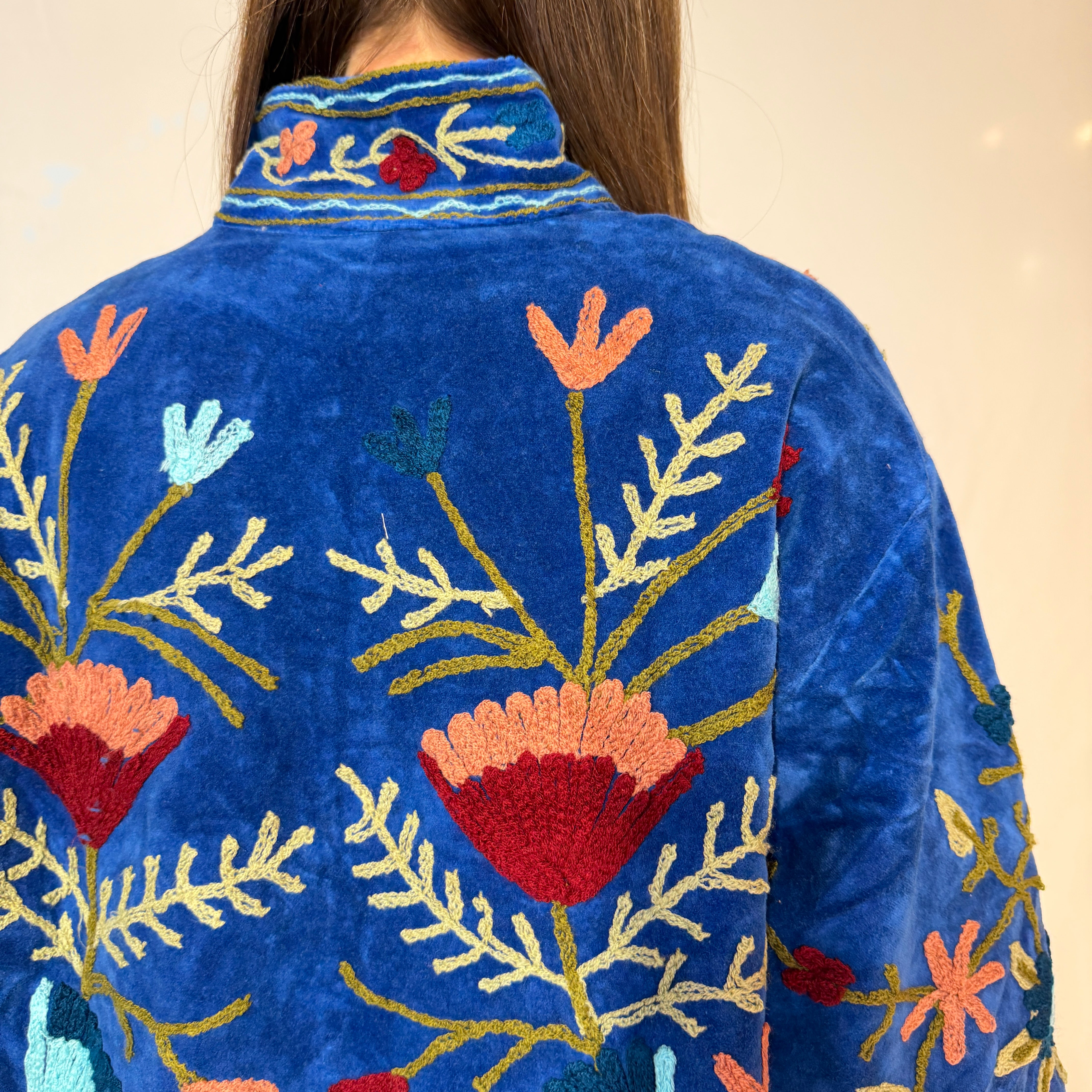 Handbestickte Suzani-Jacke – Kobaltblau & Pfirsichfarbene Wildblumen