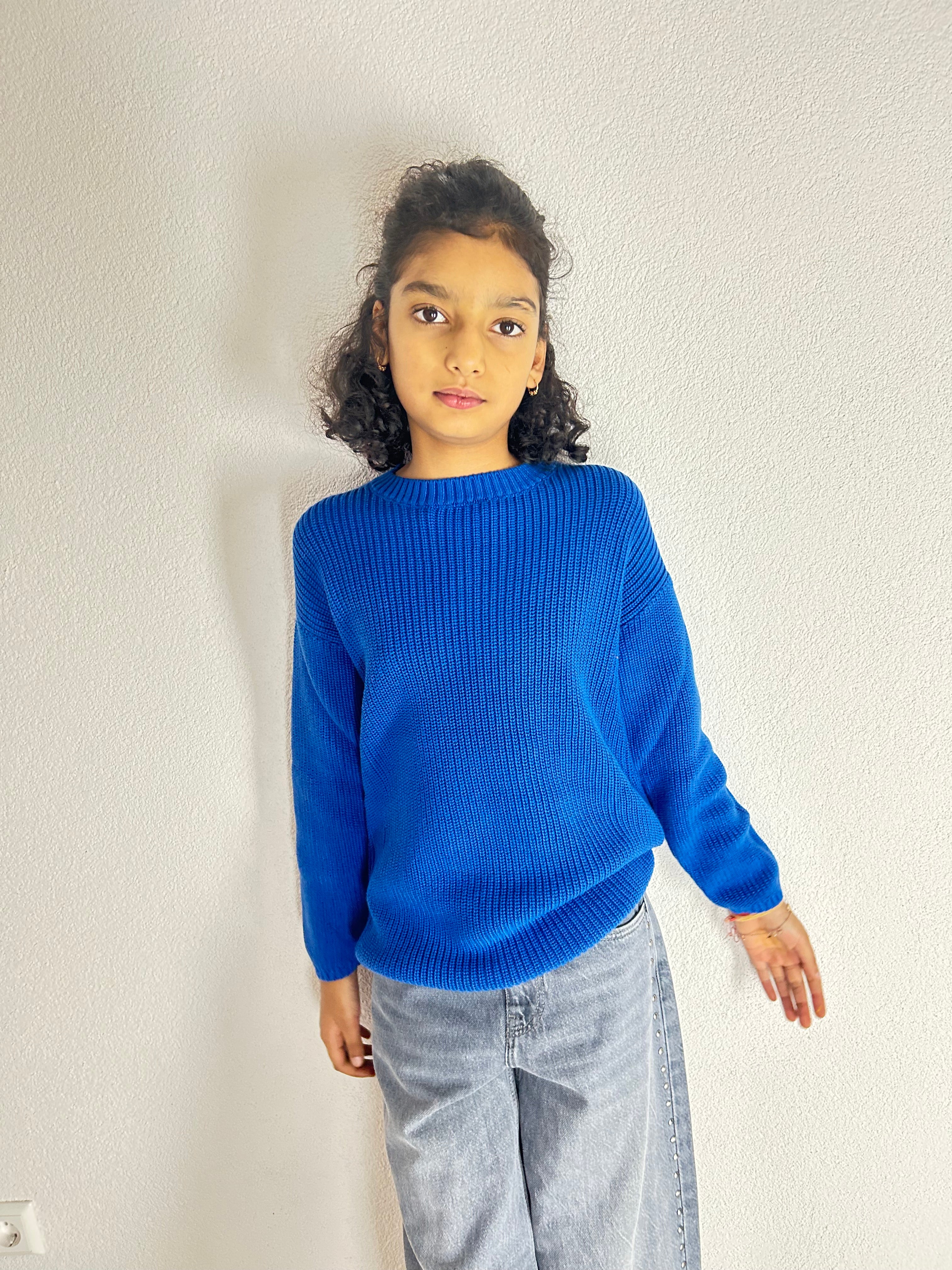 Königsblauer Strickpullover aus Bio-Baumwolle – Lockere Passform für Kinder