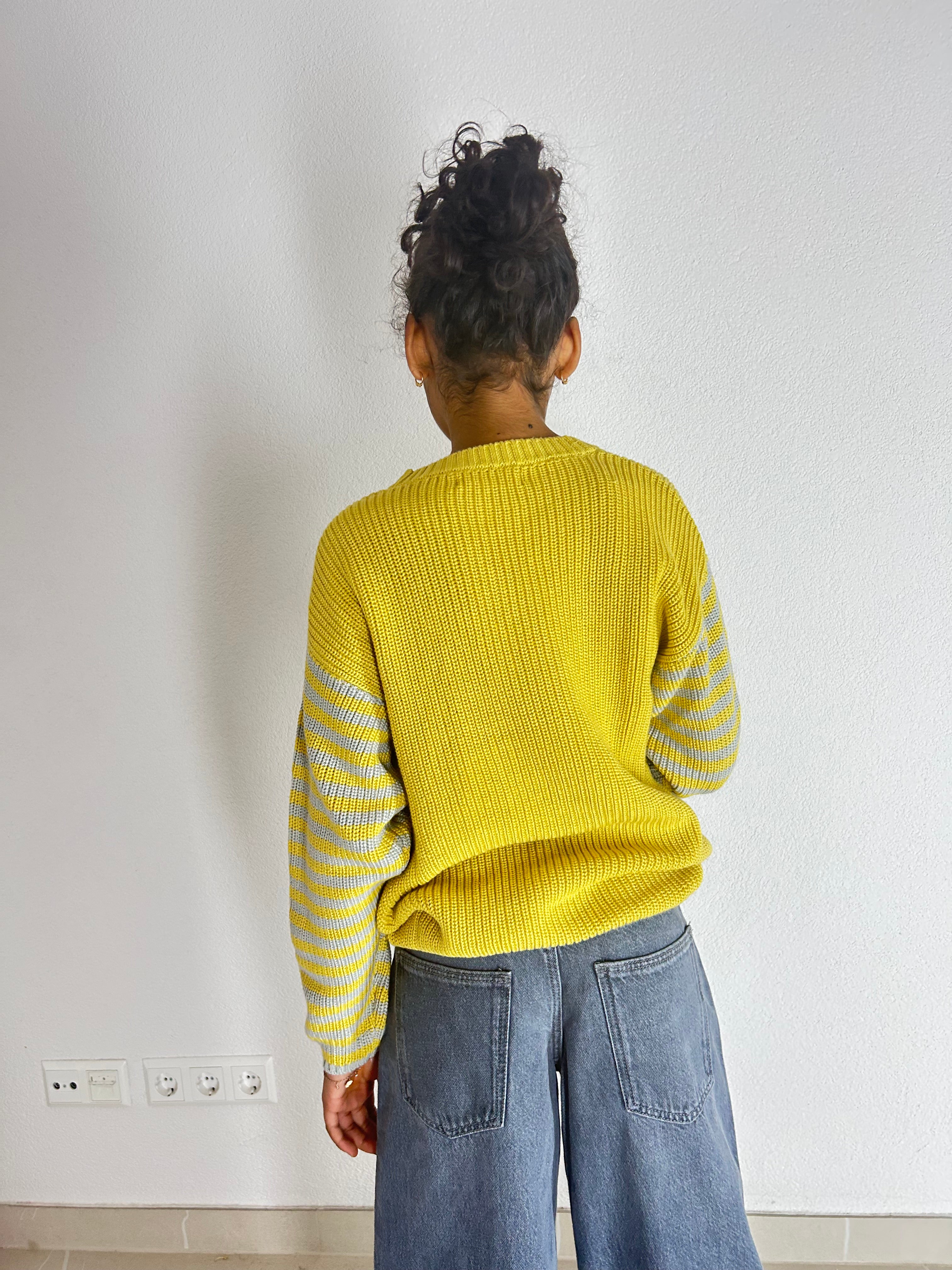 Gelber Bio-Baumwoll-Strickpullover mit grauem Streifen – lockere Passform für Kinder