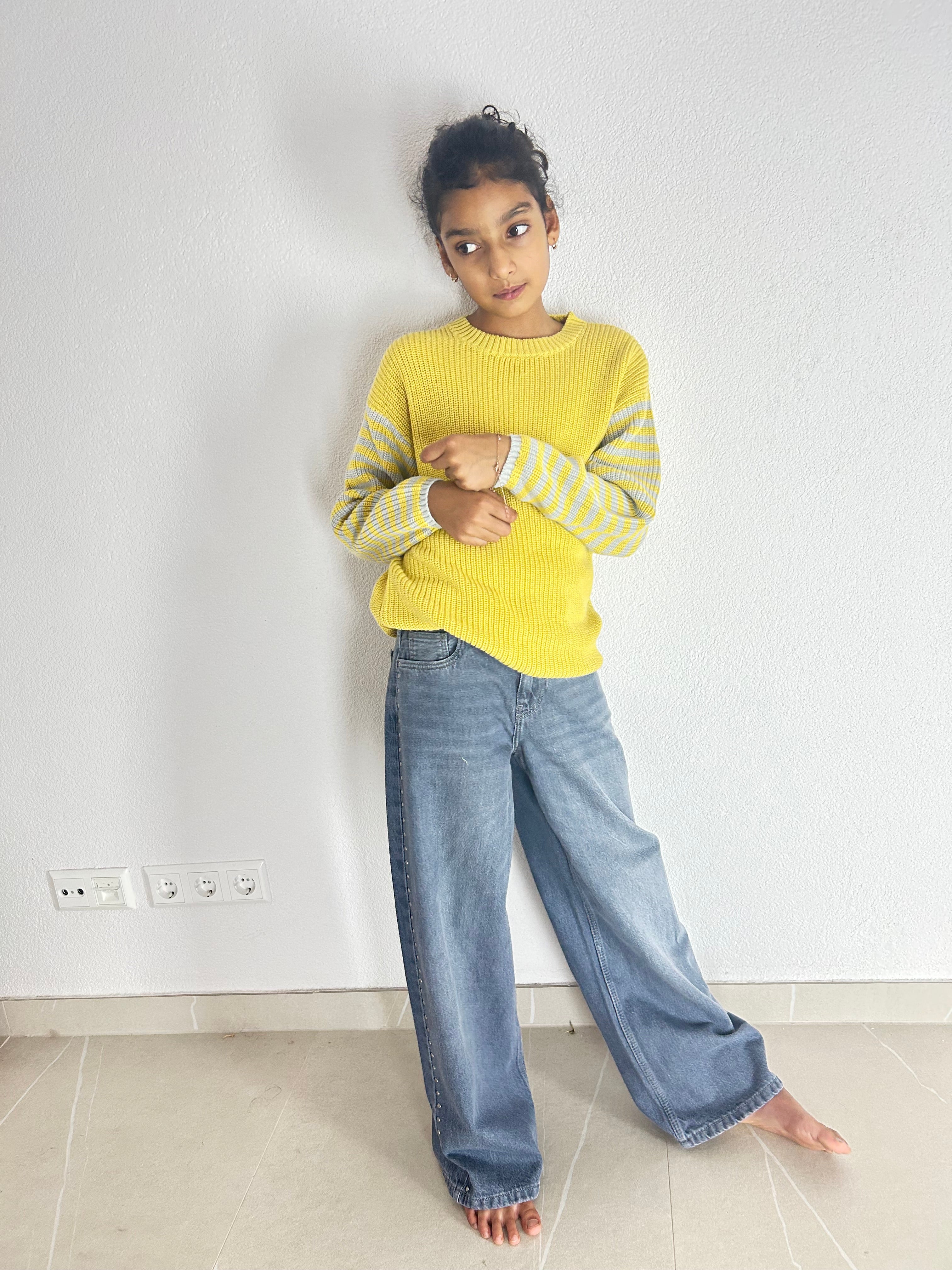 Gelber Bio-Baumwoll-Strickpullover mit grauem Streifen – lockere Passform für Kinder