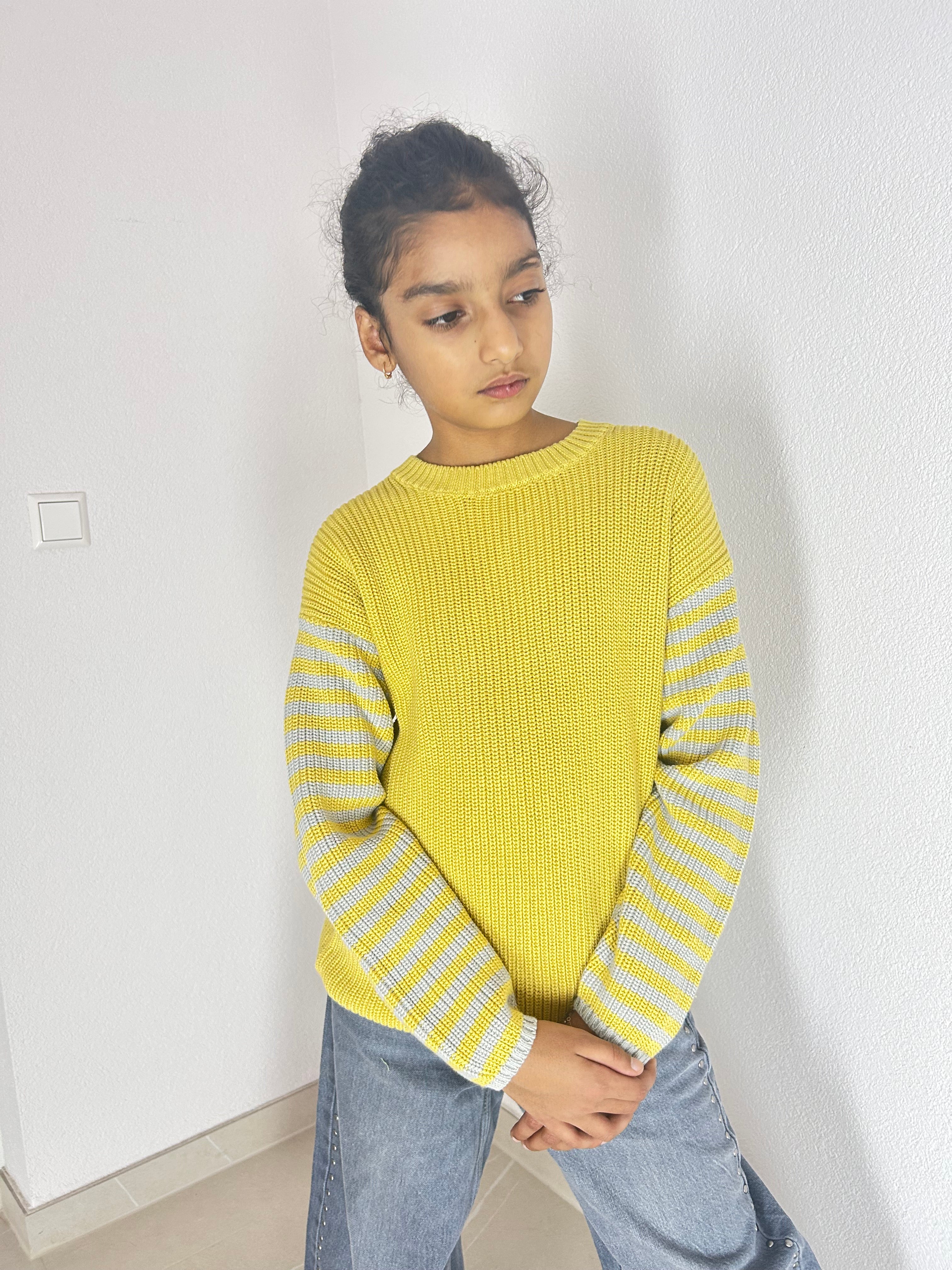 Gelber Bio-Baumwoll-Strickpullover mit grauem Streifen – lockere Passform für Kinder