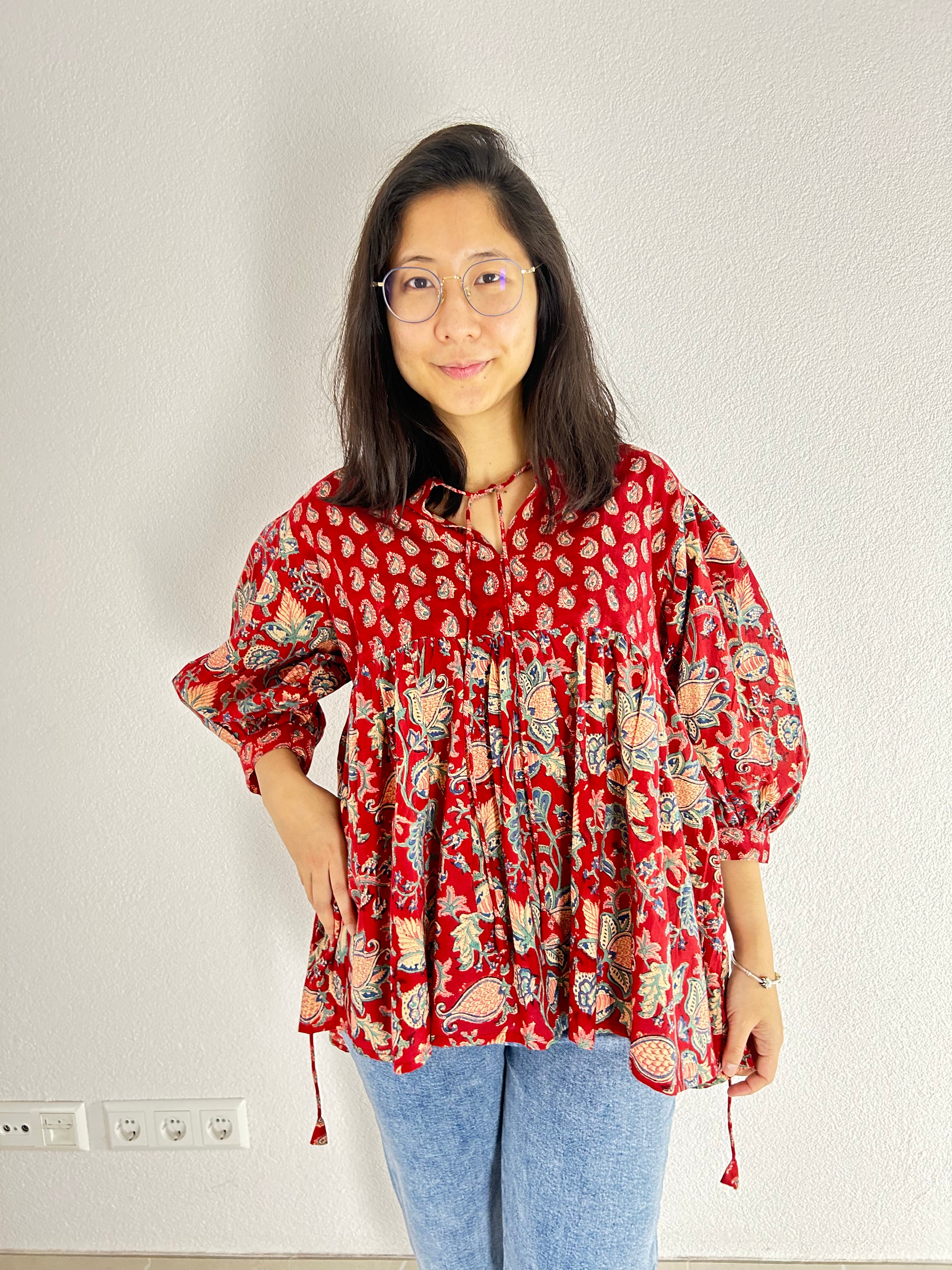 Maroon Muse Handbedruckte Bluse