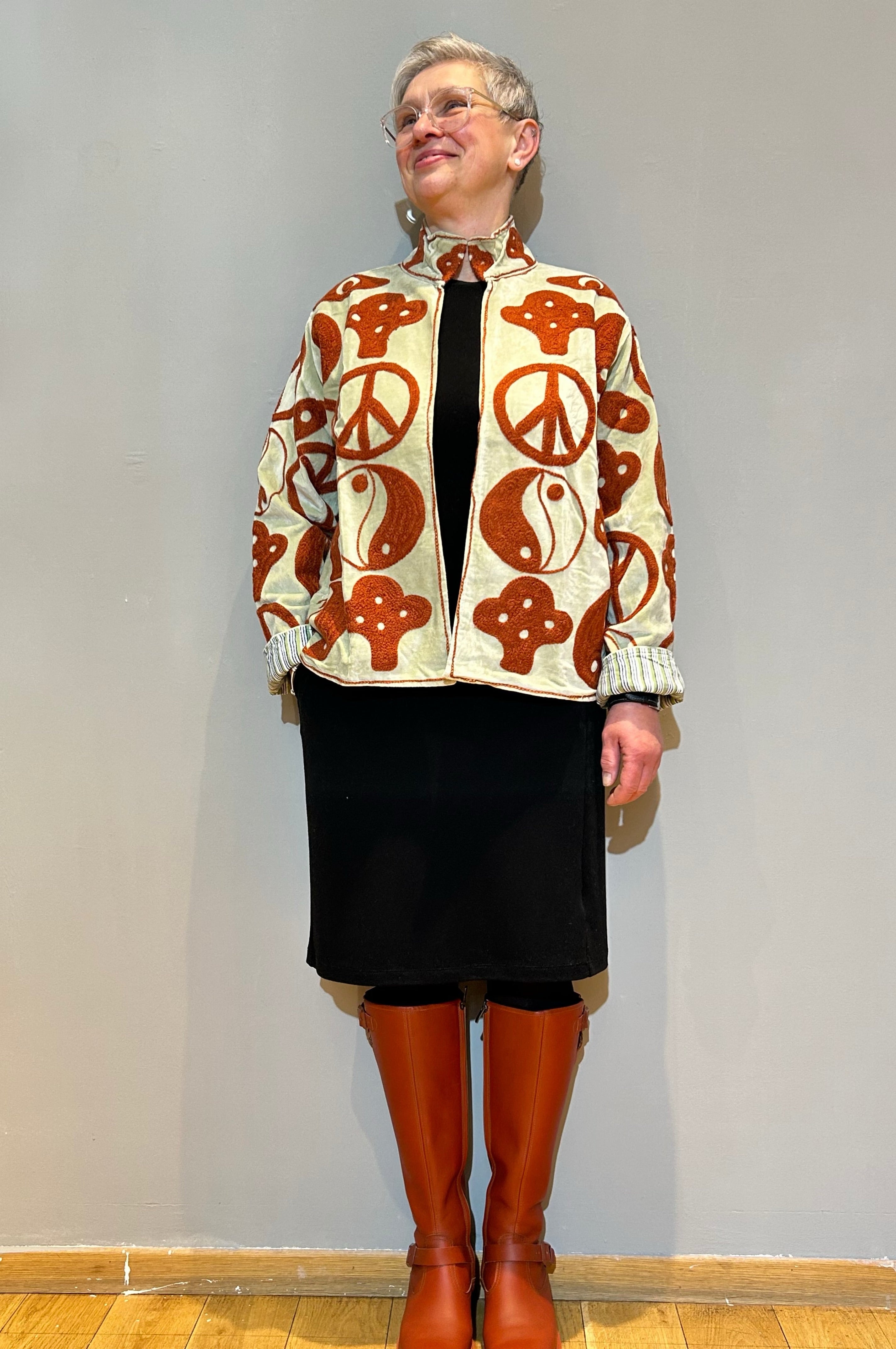 Handbestickte Suzani Samtjacke – Motive in Rostorange