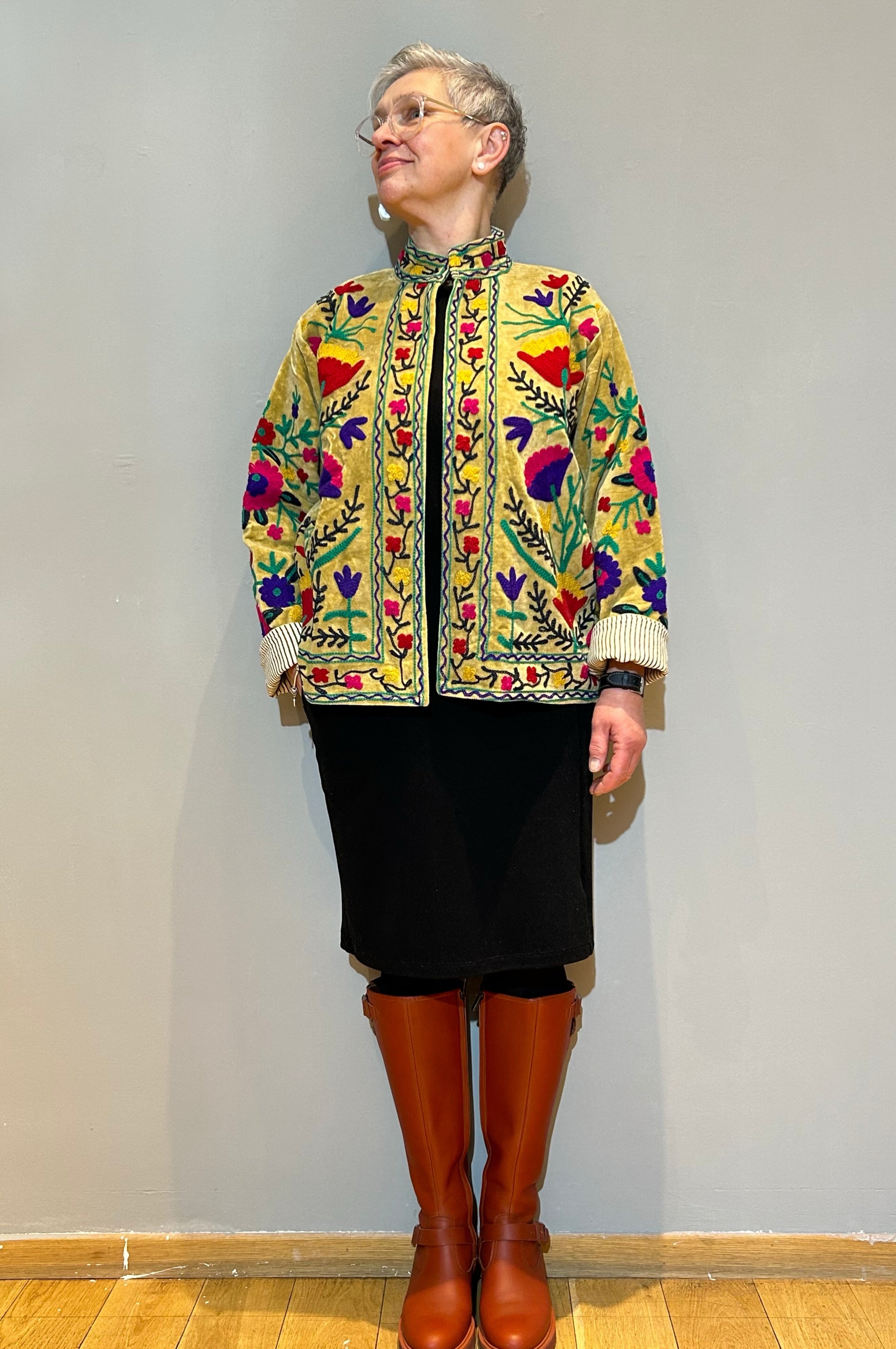 Kaiserlich-gelbe, handbestickte Suzani-Jacke aus Samt