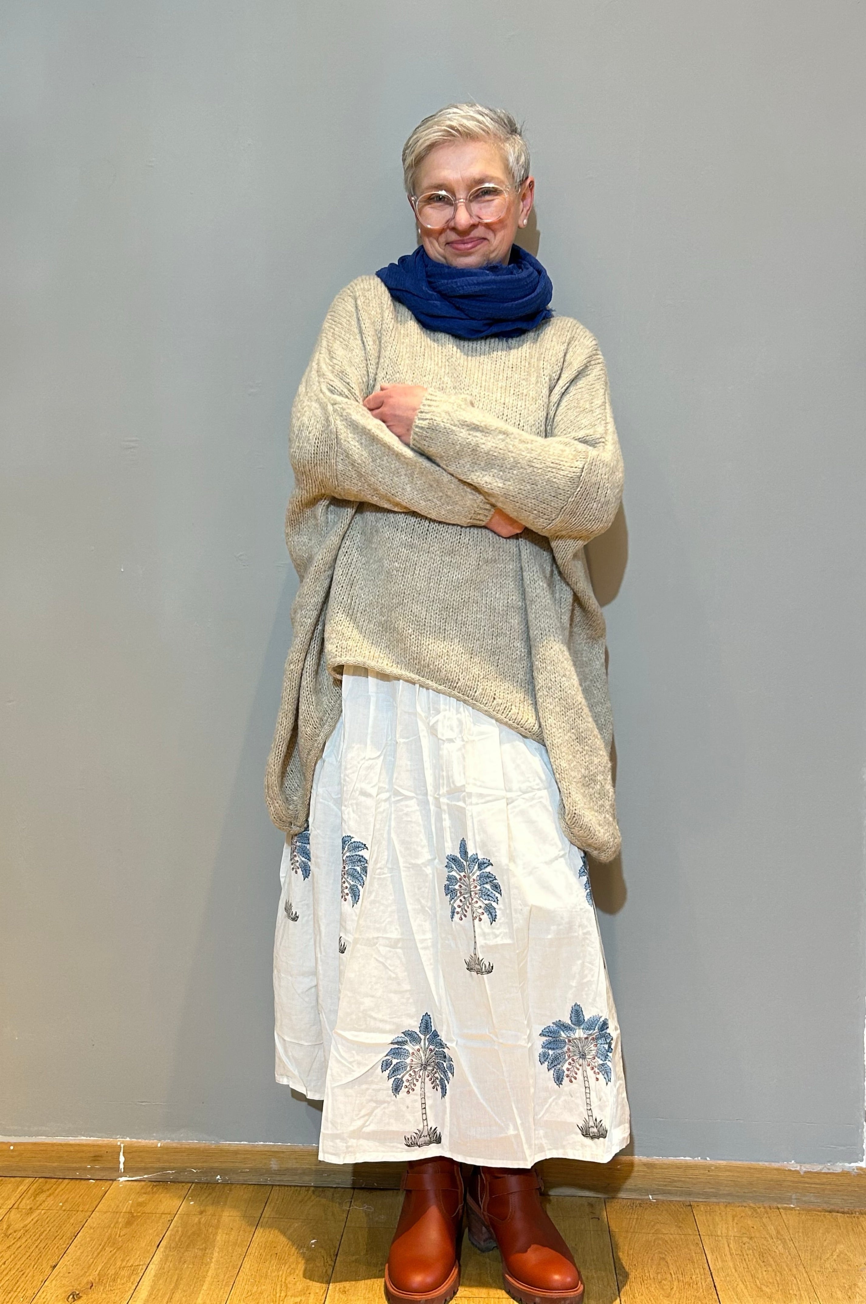 Handgeblockter Rock mit blauen botanischen Motiven