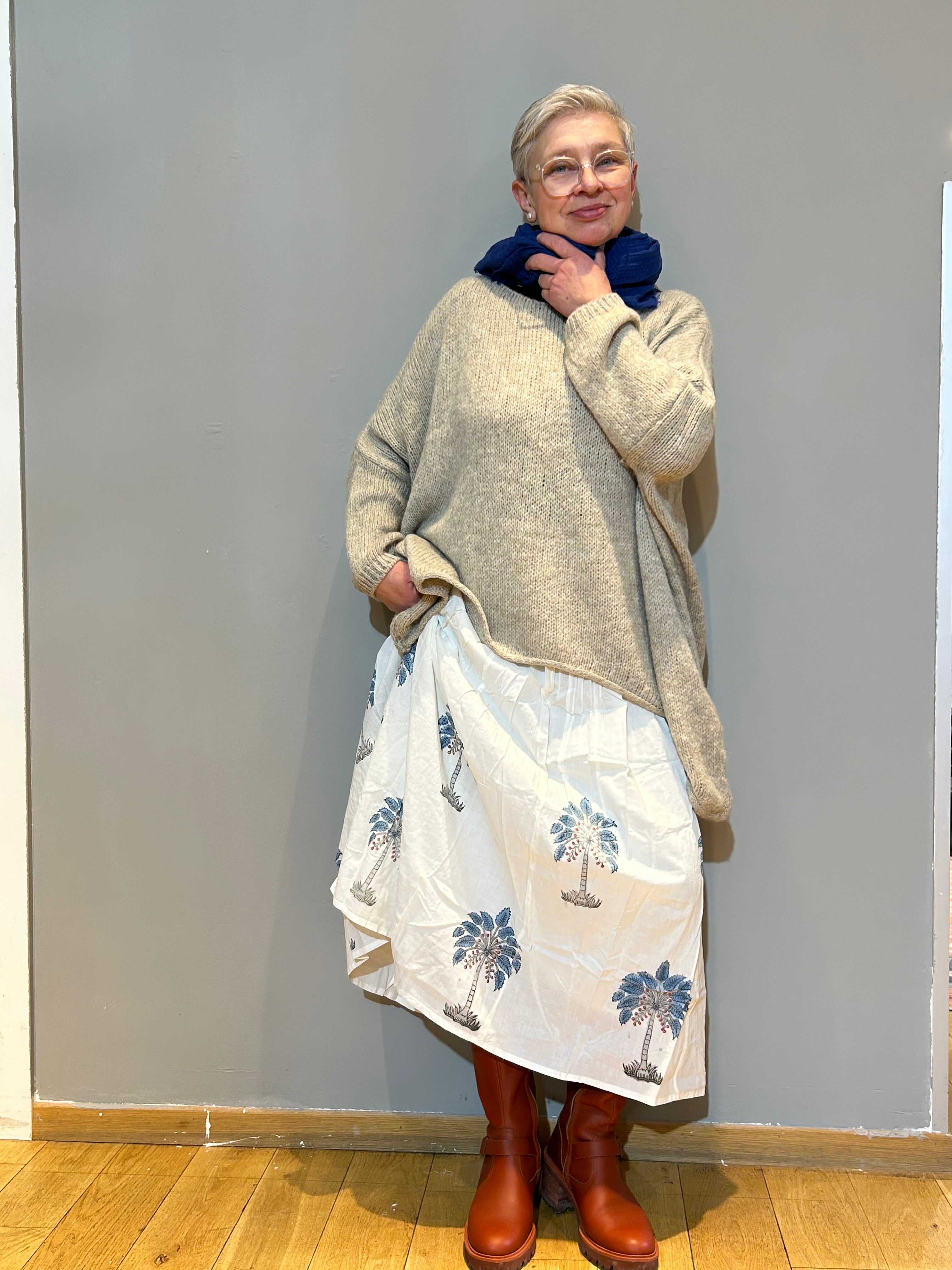 Handgeblockter Rock mit blauen botanischen Motiven