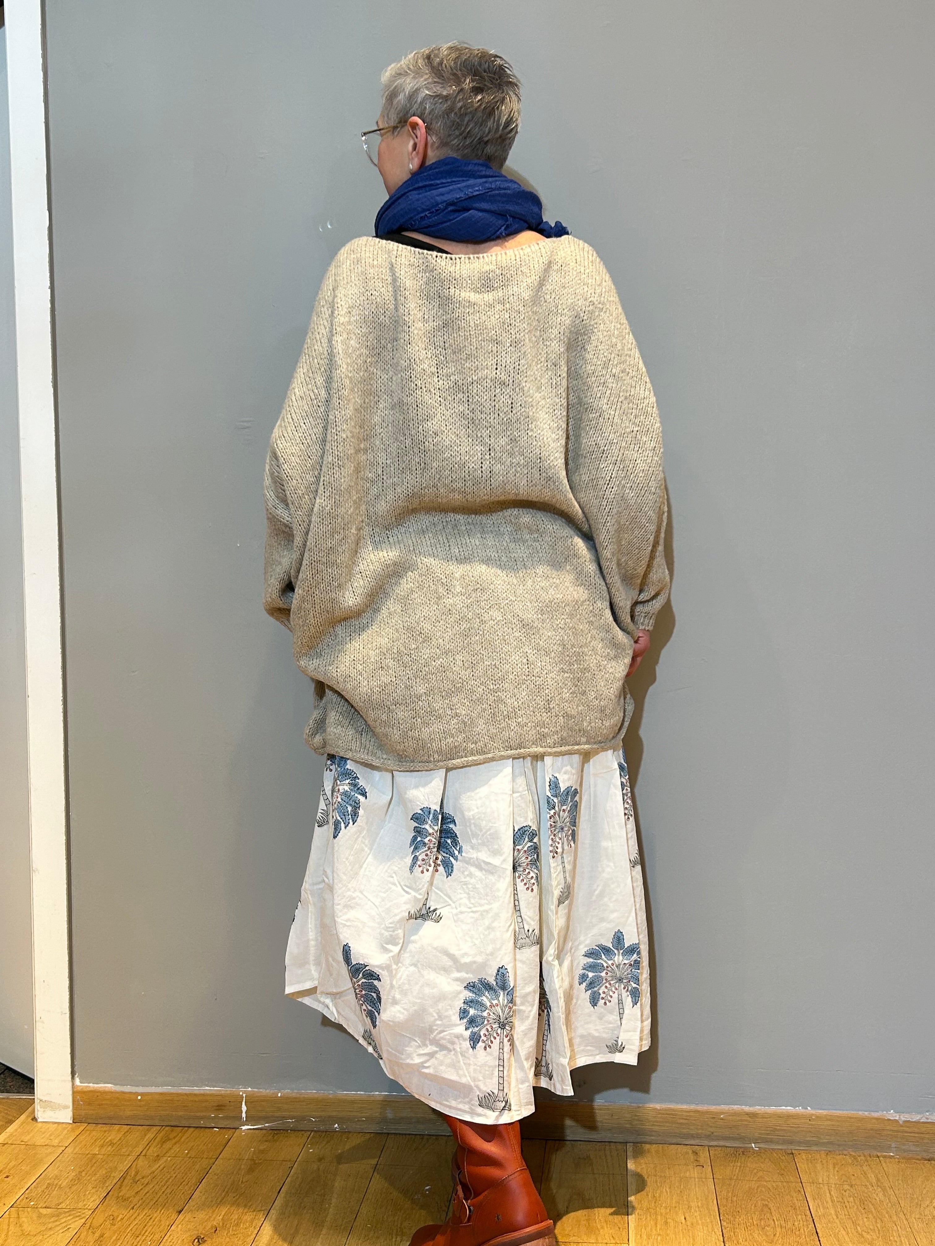 Handgeblockter Rock mit blauen botanischen Motiven