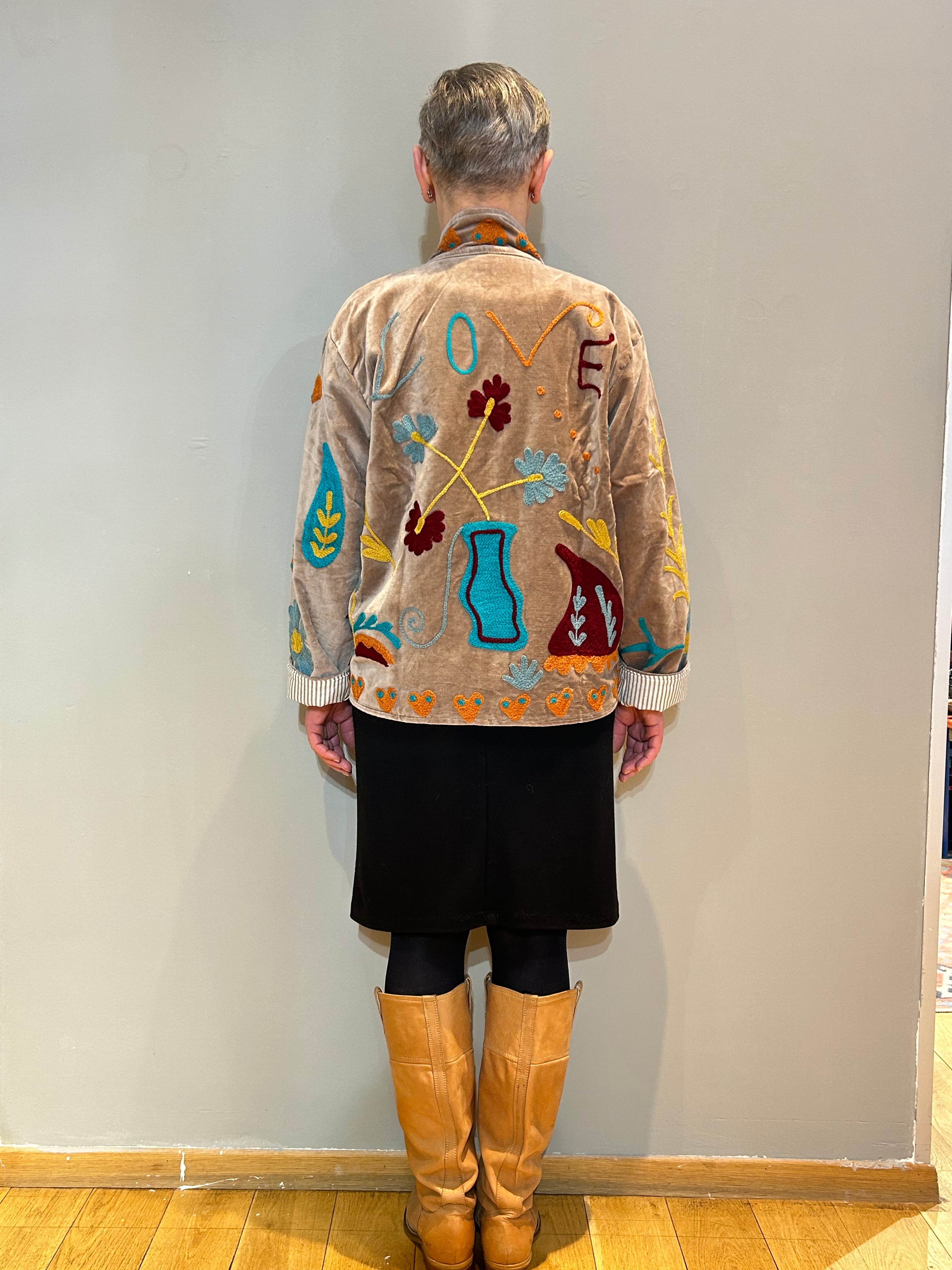 Samt-Suzani-Jacke mit Handstickerei – Sand