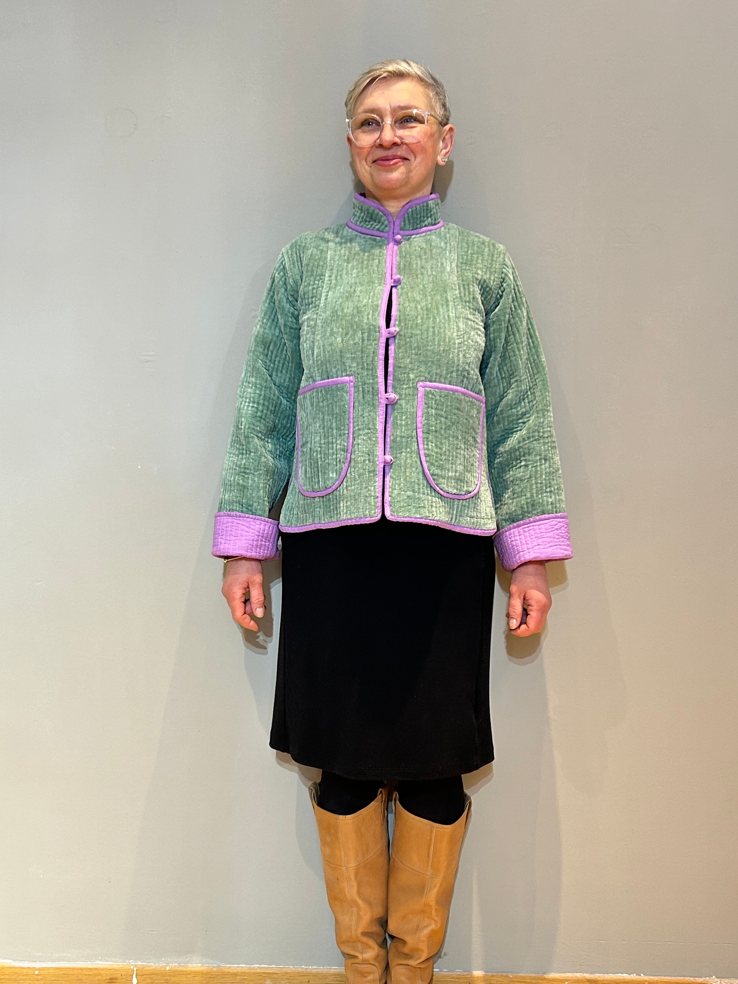 Samt-Suzani handbestickte Jacke – Mint & Flieder