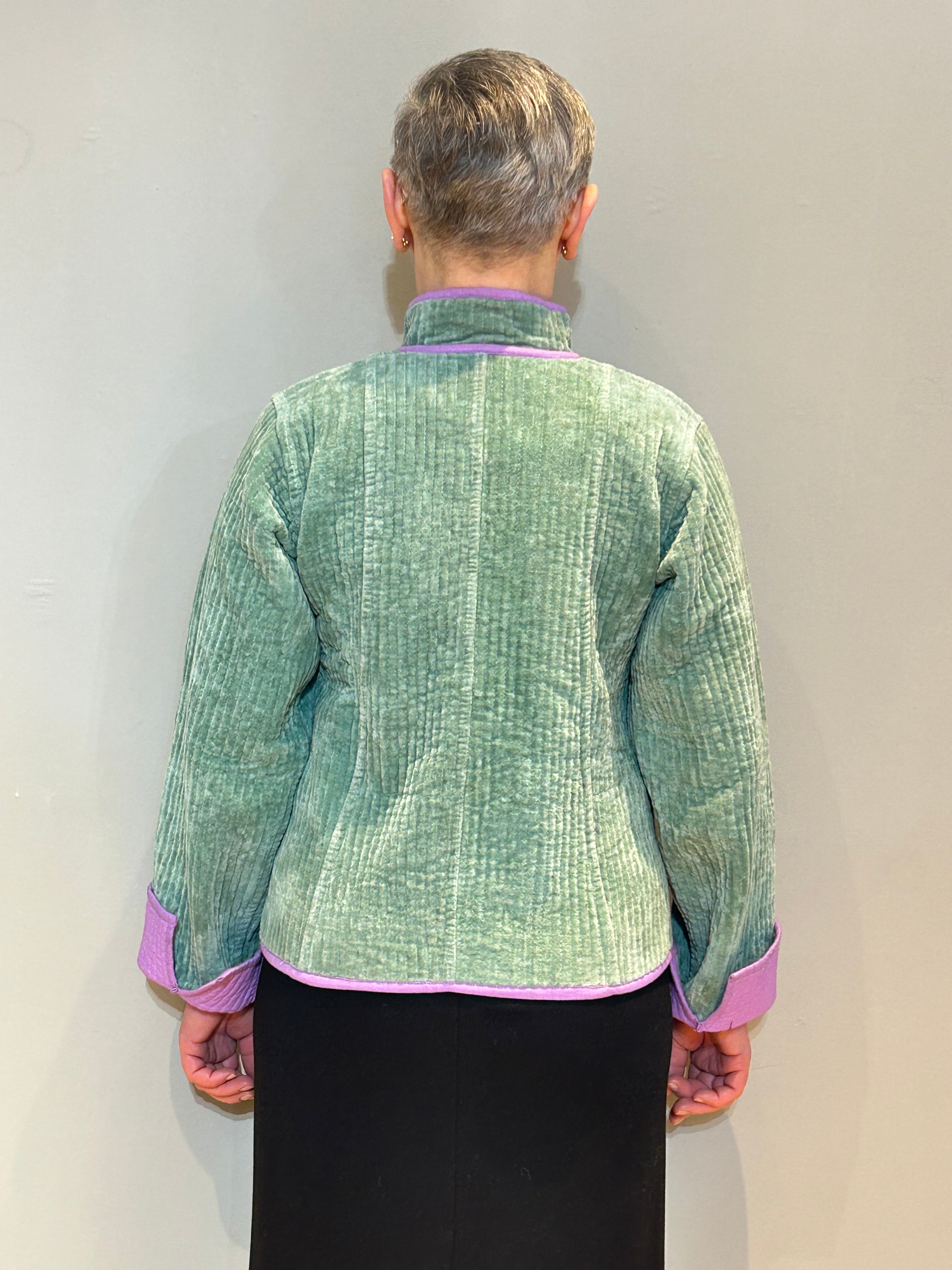 Samt-Suzani handbestickte Jacke – Mint & Flieder
