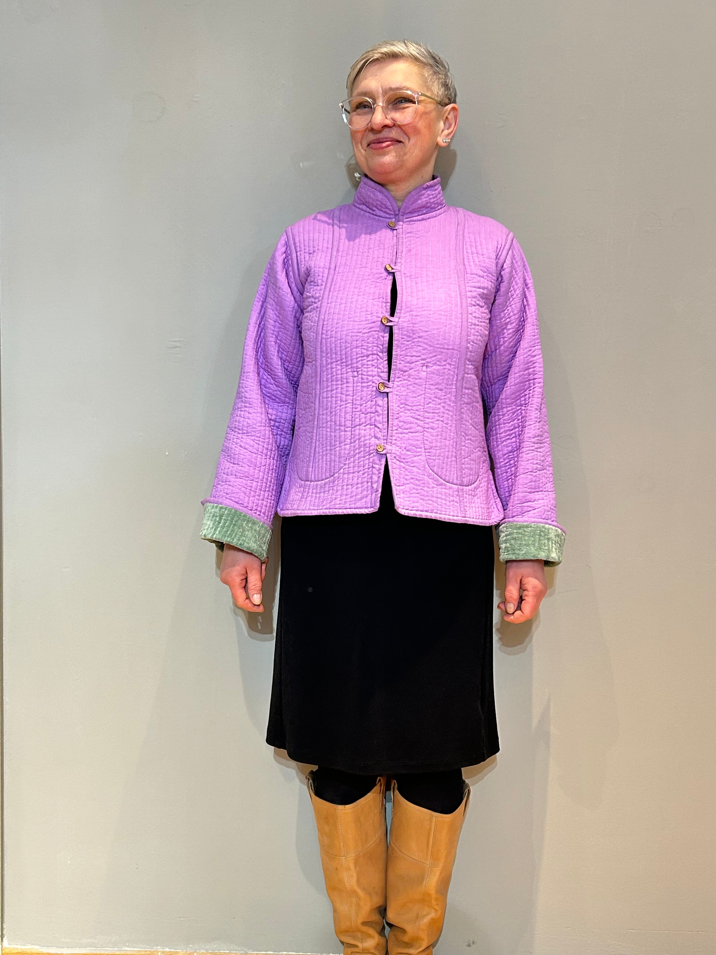 Samt-Suzani handbestickte Jacke – Mint & Flieder