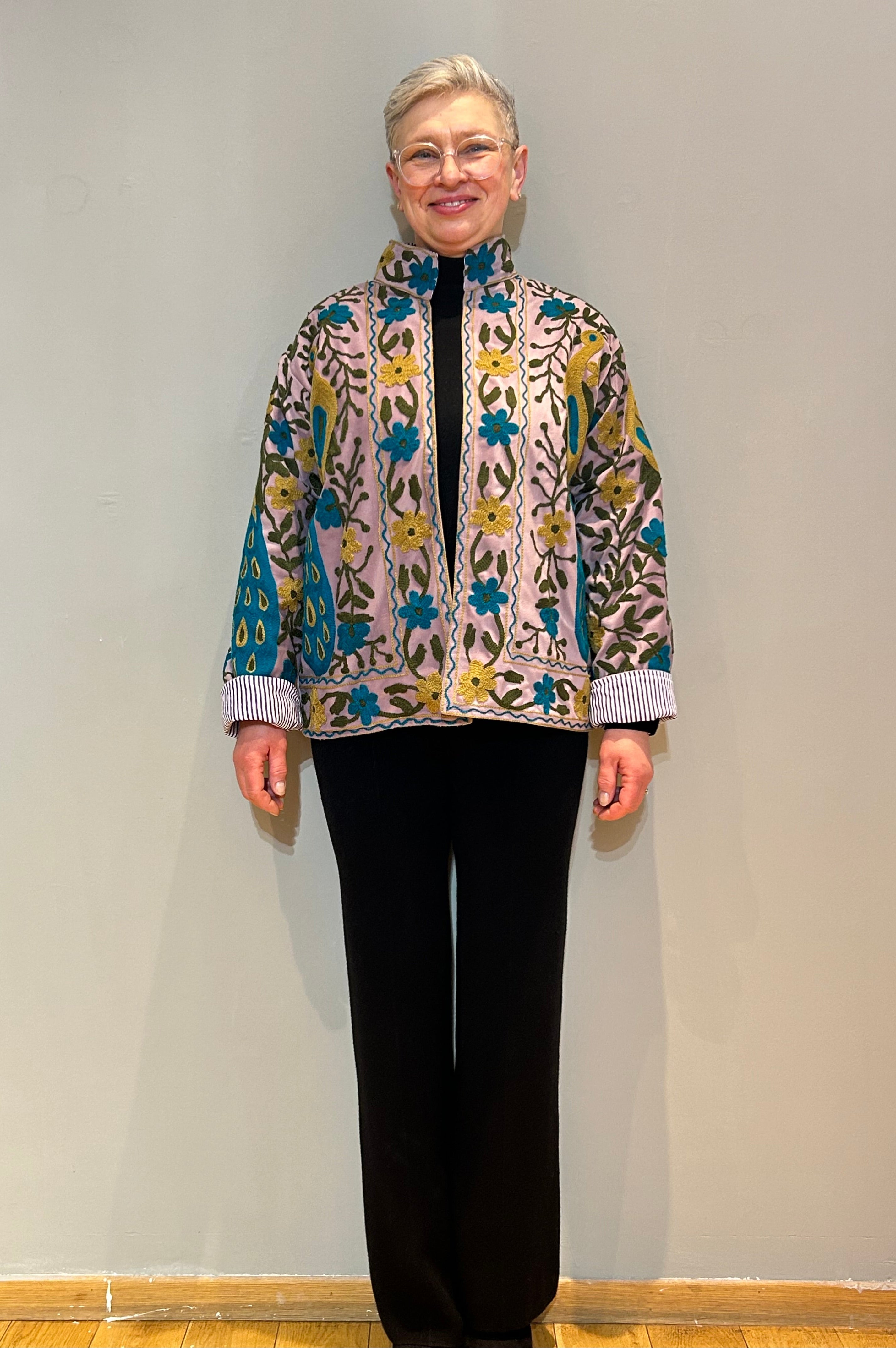 Samt Suzani Handbestickte Jacke – Rosenquarz Pfau