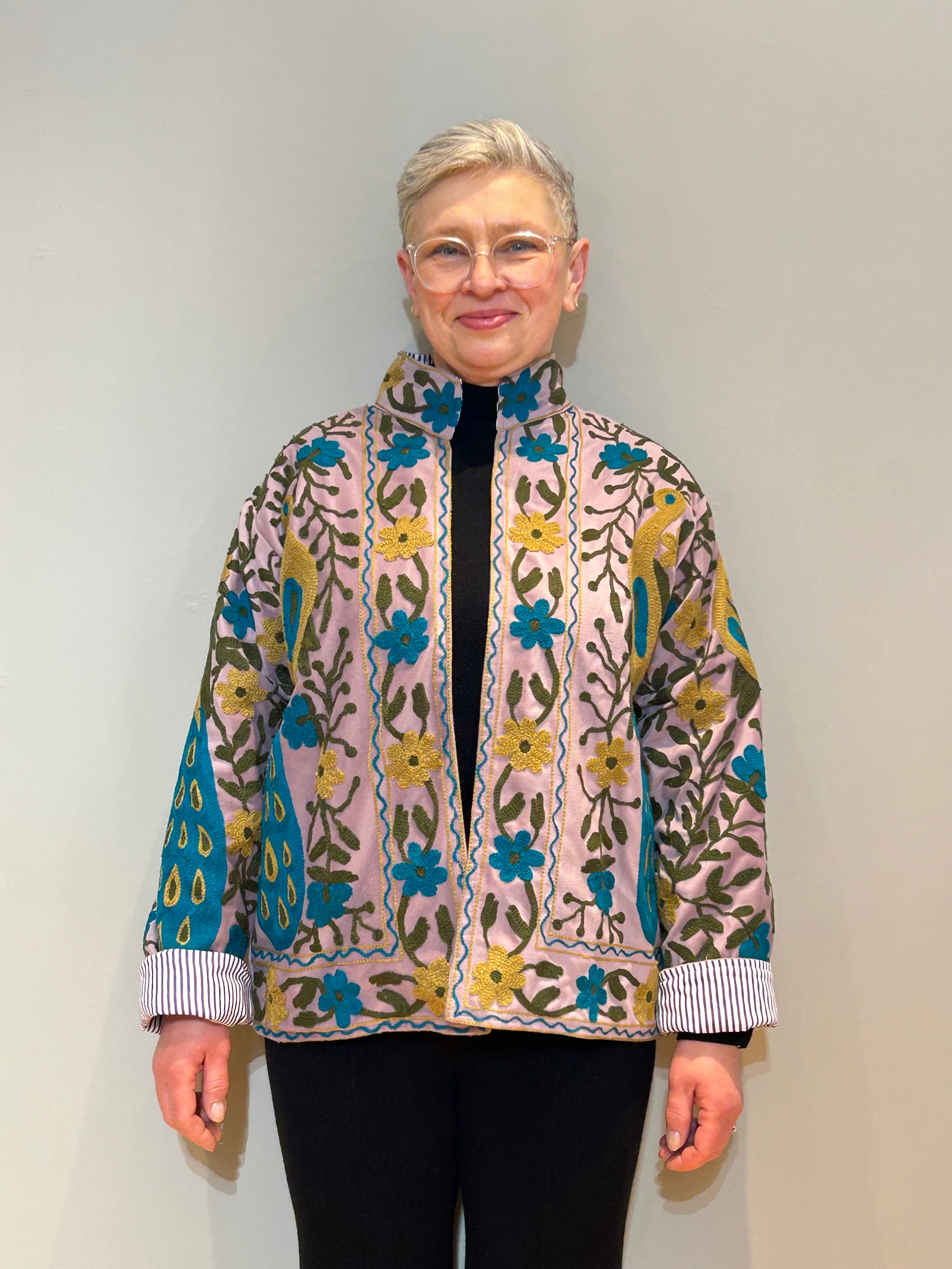 Samt Suzani Handbestickte Jacke – Rosenquarz Pfau