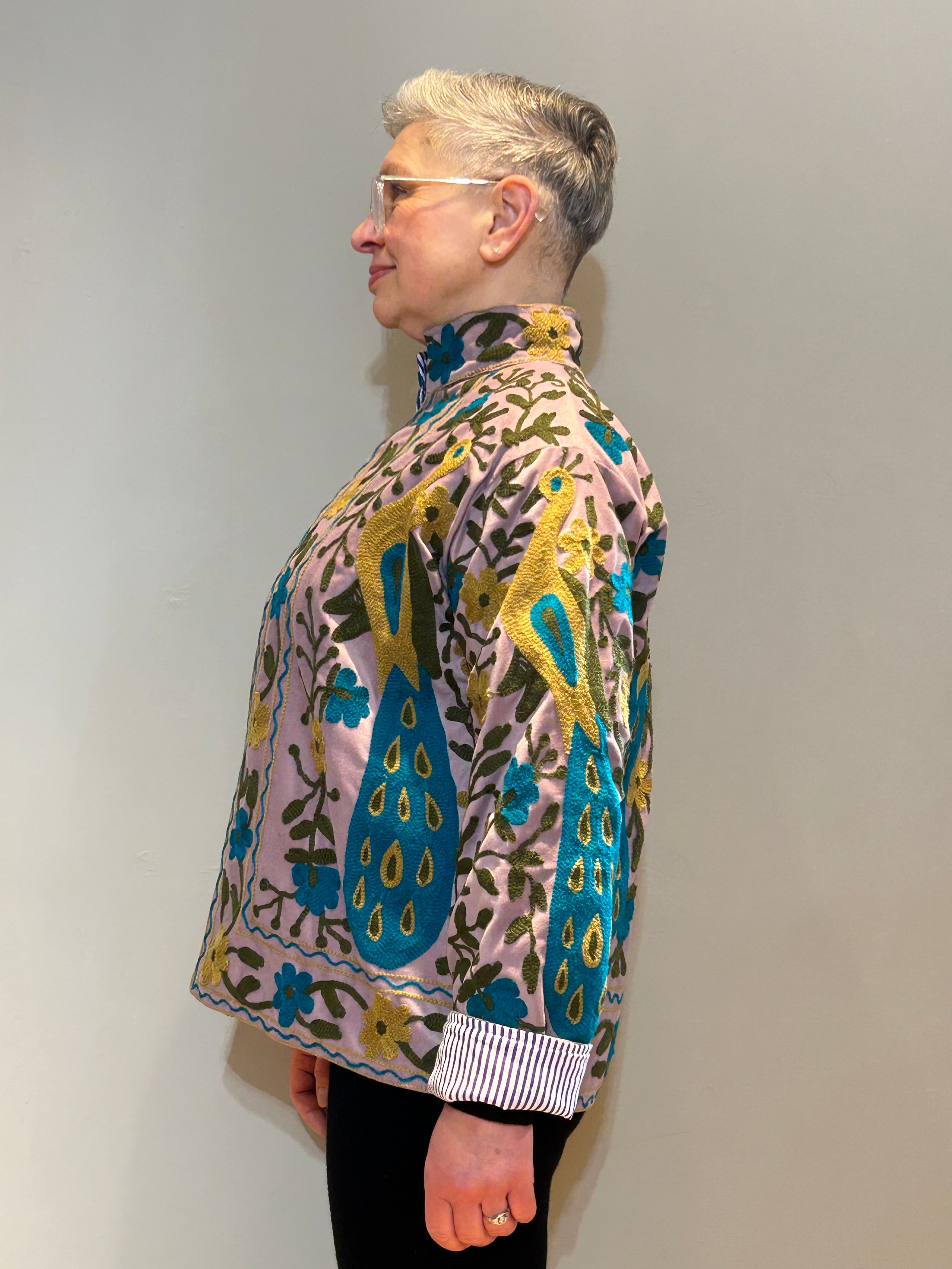 Samt Suzani Handbestickte Jacke – Rosenquarz Pfau