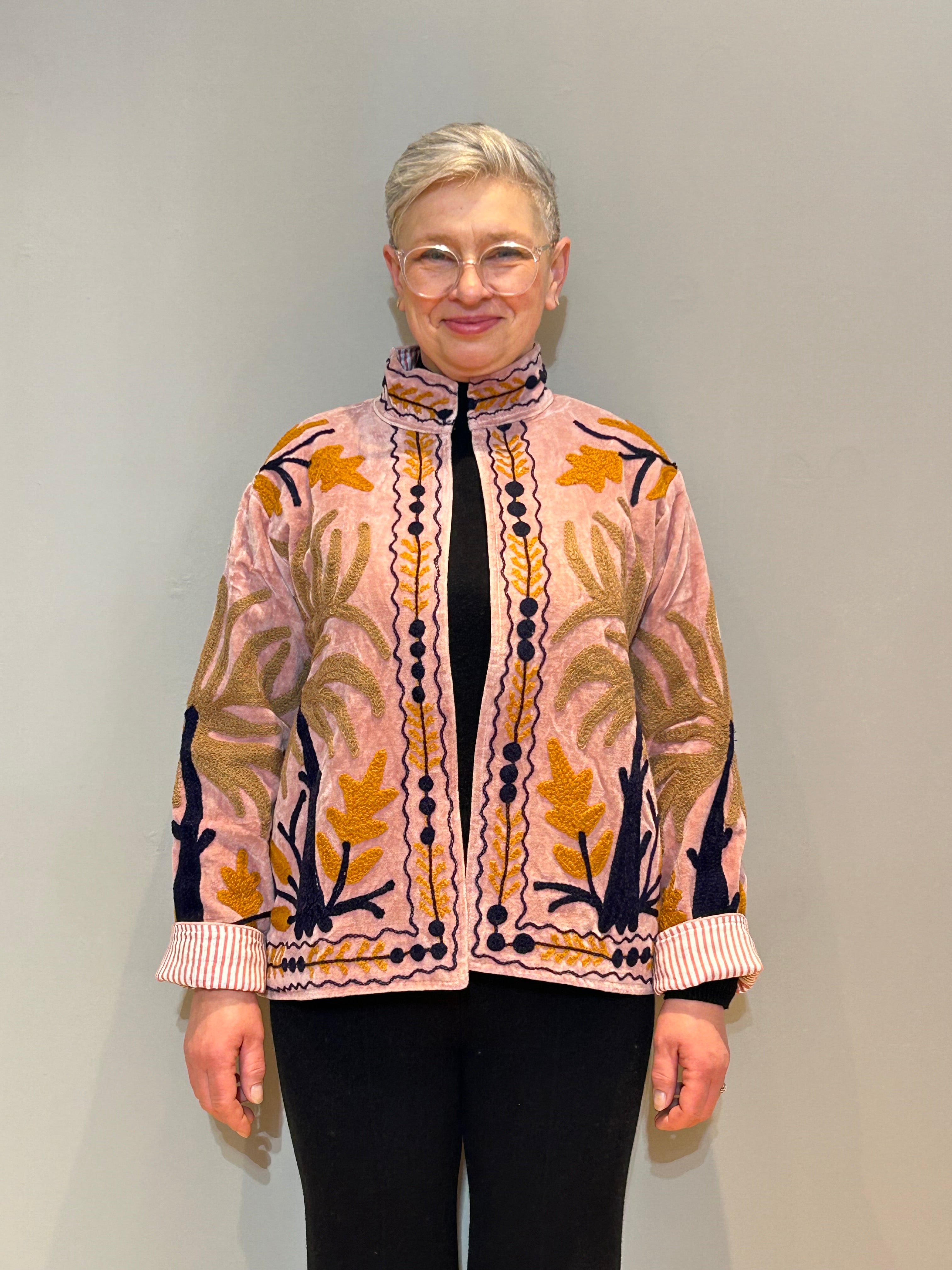 Samt Suzani Handbestickte Jacke – Koralle-Rose