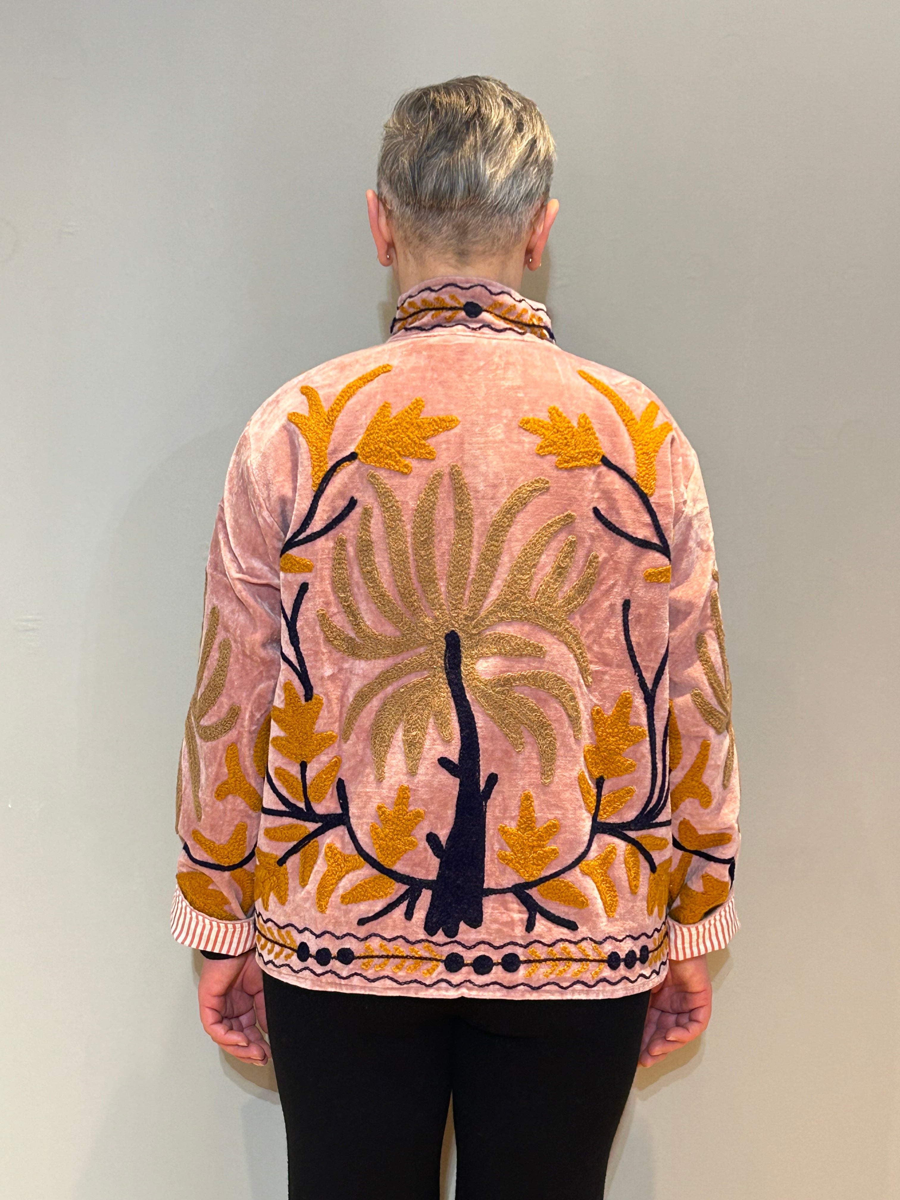 Samt Suzani Handbestickte Jacke – Koralle-Rose
