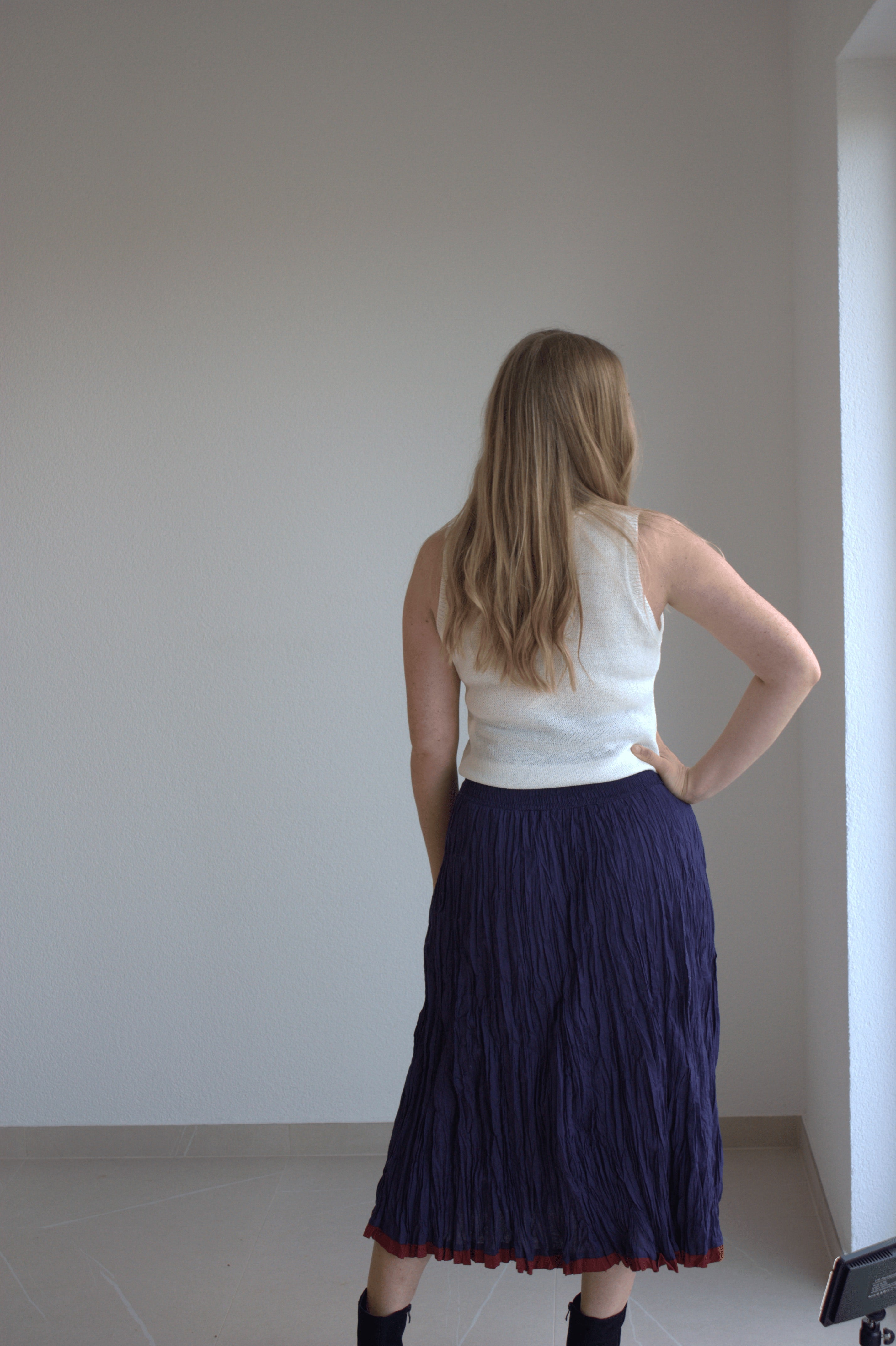 Lila Faltenrock mit rotem Saum