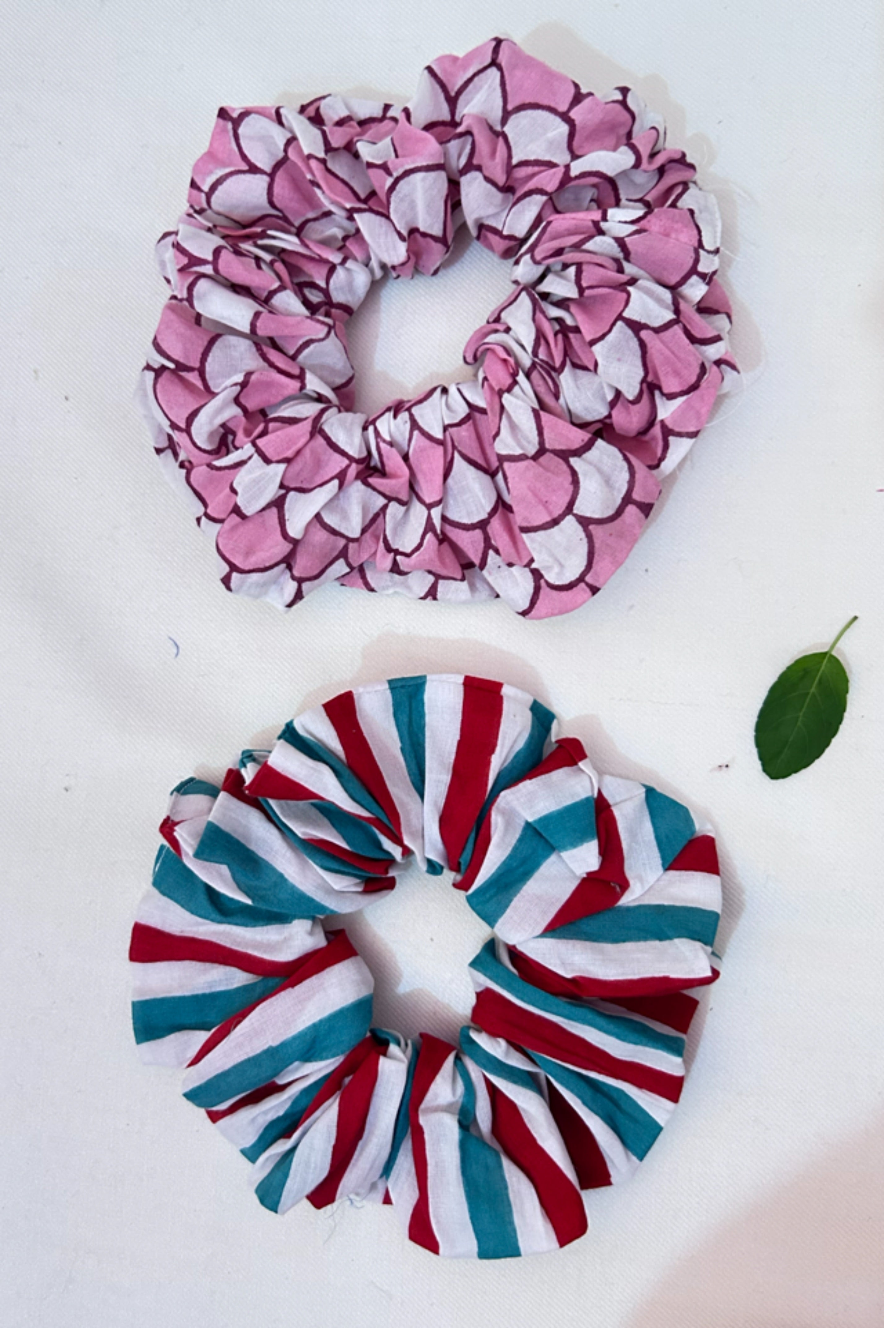 Lotus-Streifen Blockdruck Scrunchie-Set