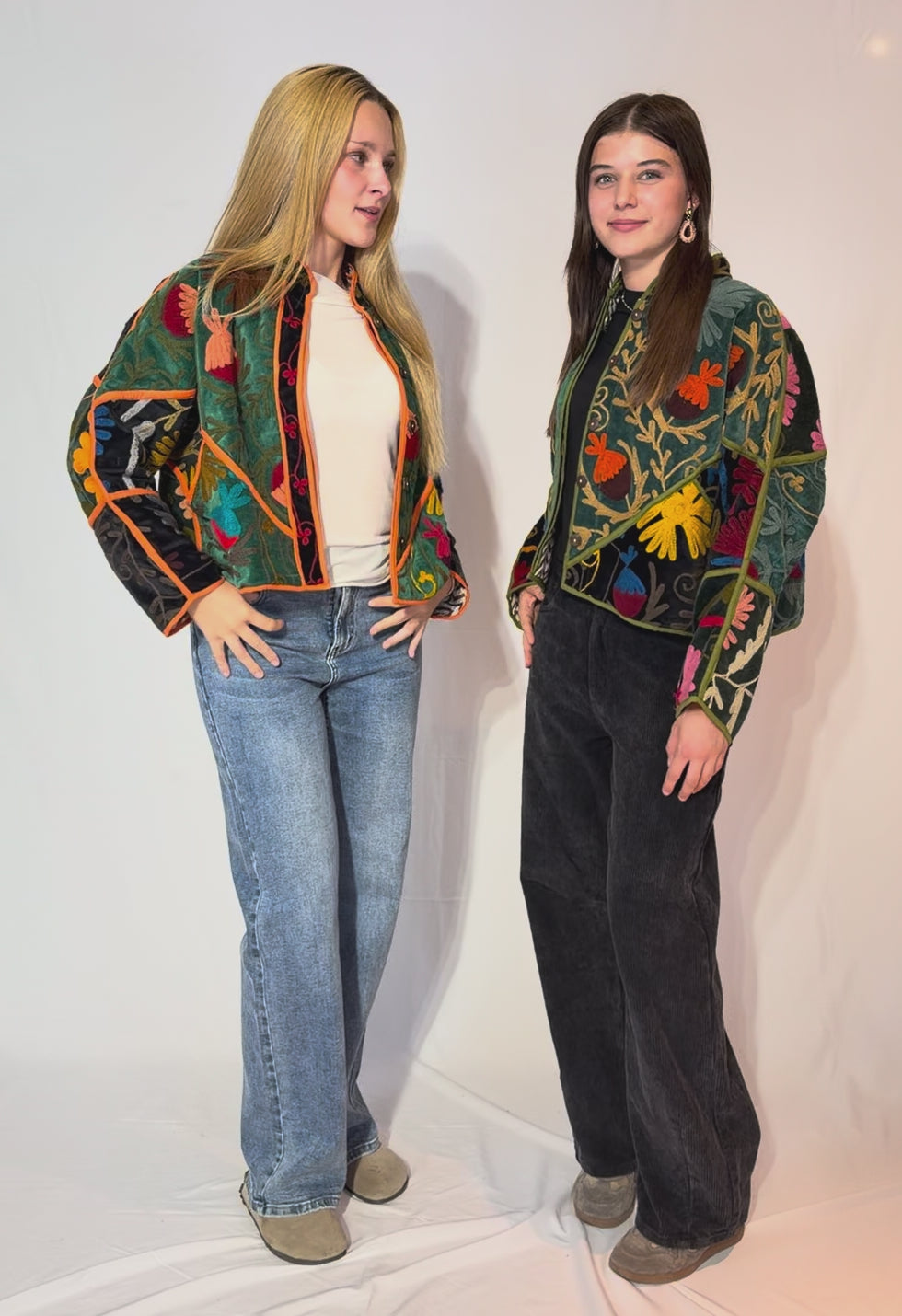 Suzani handbestickte Samtjacke – Lebhafte Blumenwiese