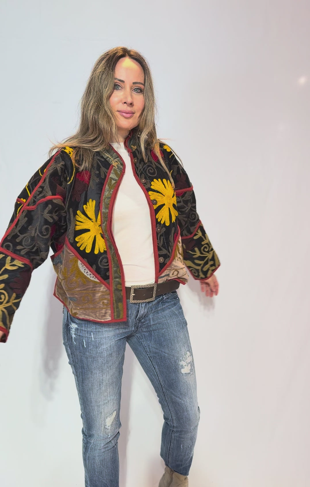 Suzani handbestickte Samtjacke – Goldene Blüte & Rote Ranke