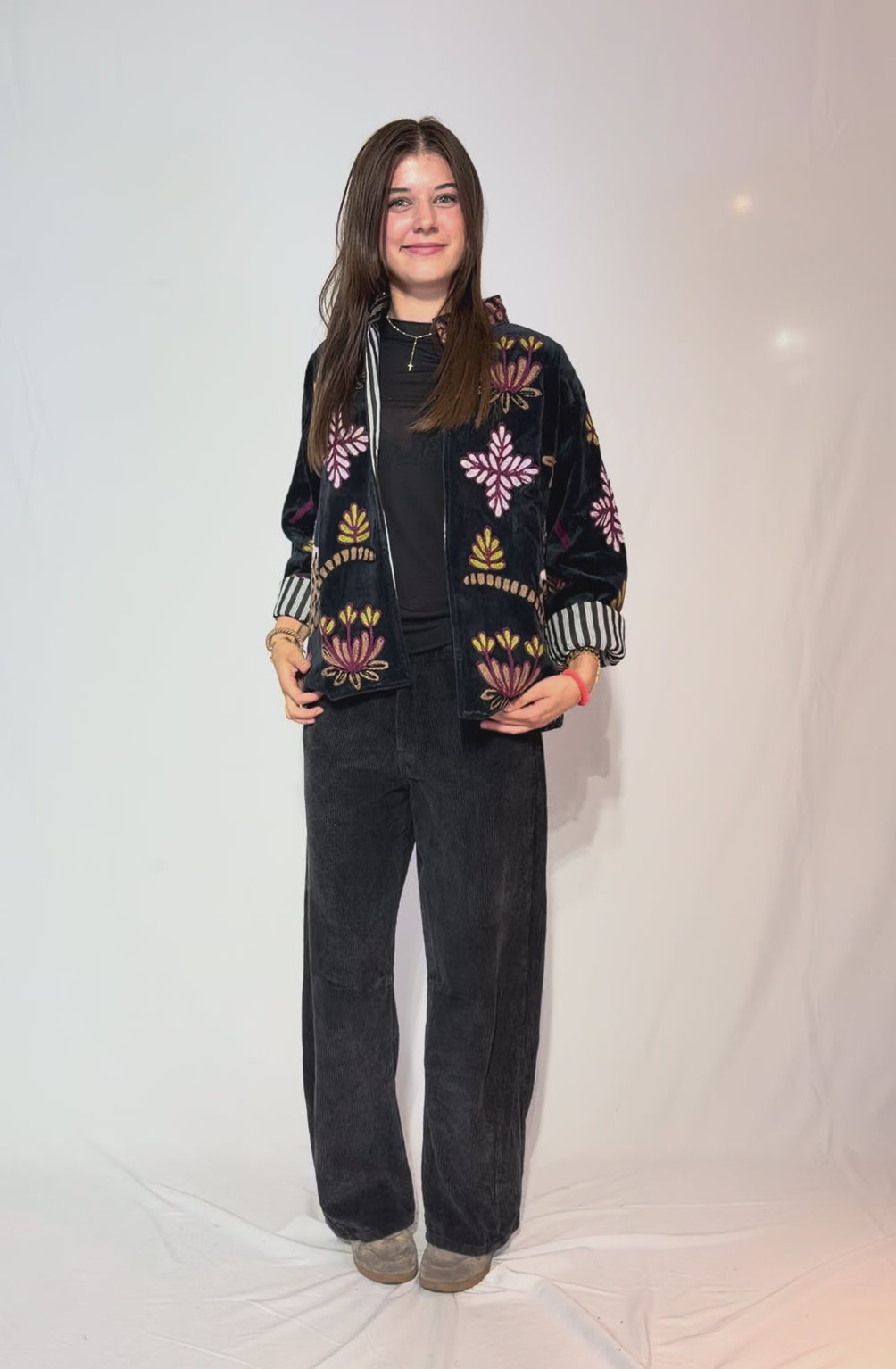 Handbestickte Suzani-Jacke – Midnight Lotus & gestreifte Ärmelbündchen