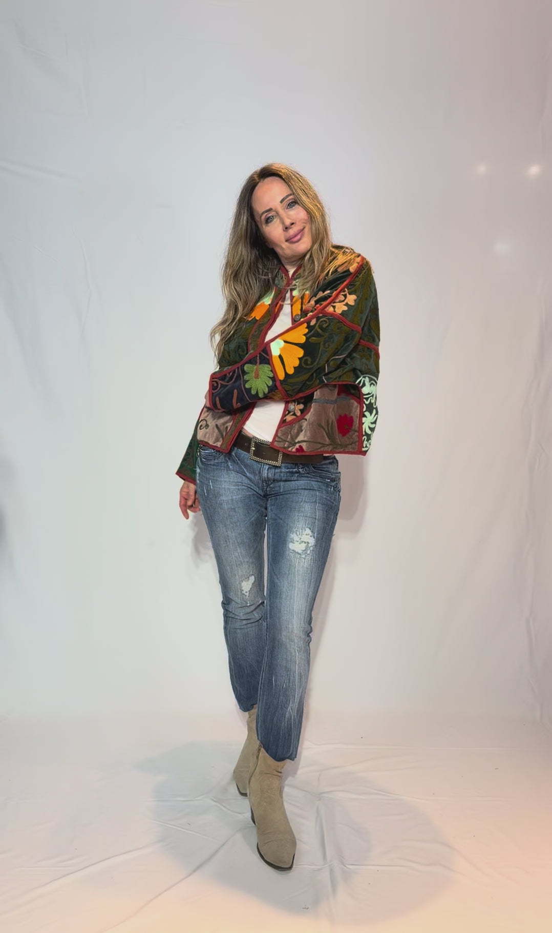 Suzani handbestickte Samtjacke – Bunter Blumengarten